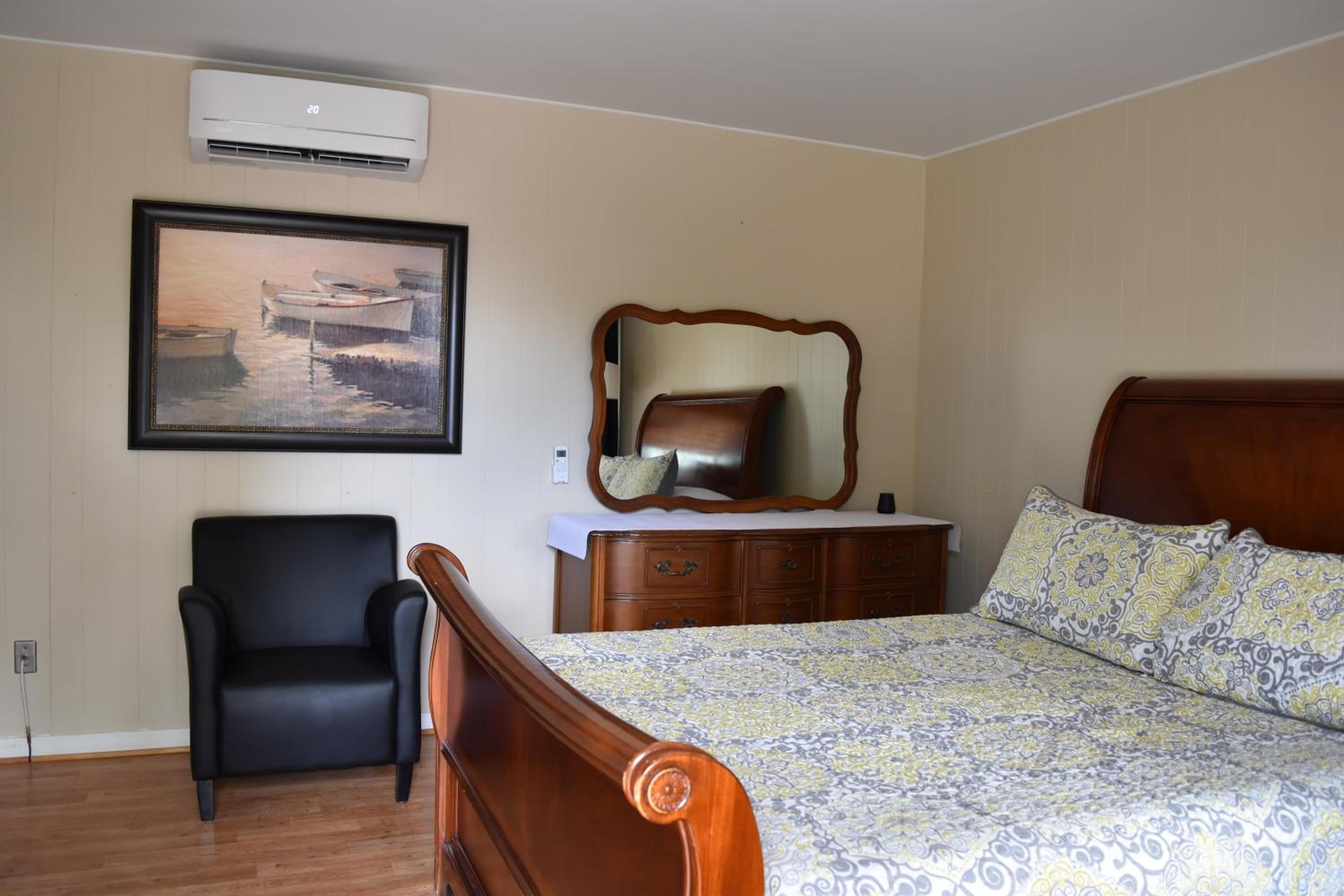 Queen Room with Kitchenette photo 1