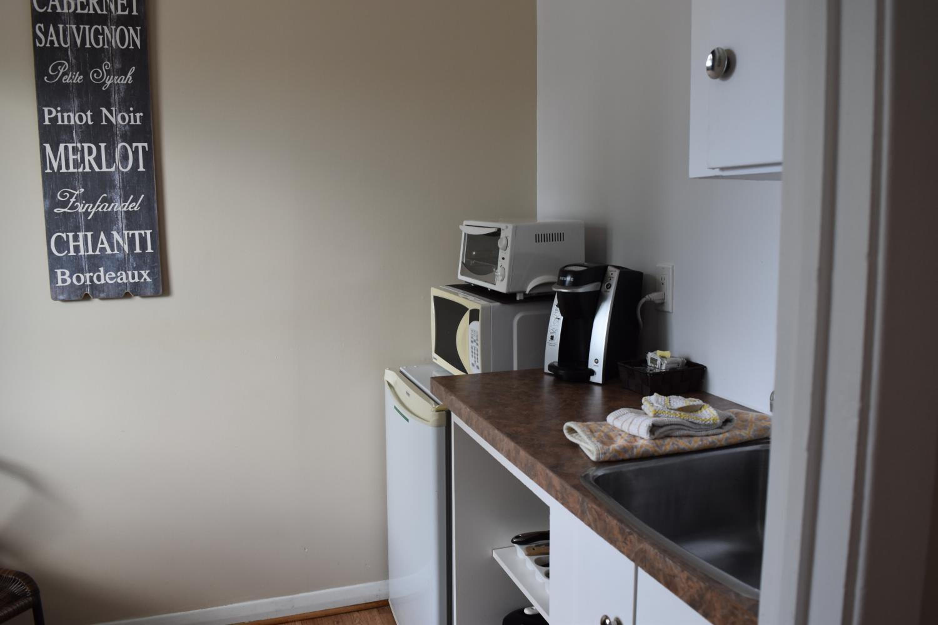 Queen Room with Kitchenette photo 2