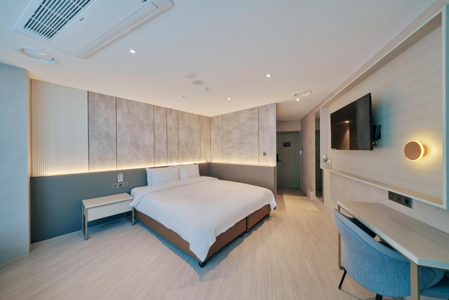 Deluxe Double Room - No View - Photo 3