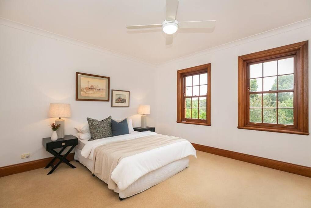 Five-Bedroom House photo 1