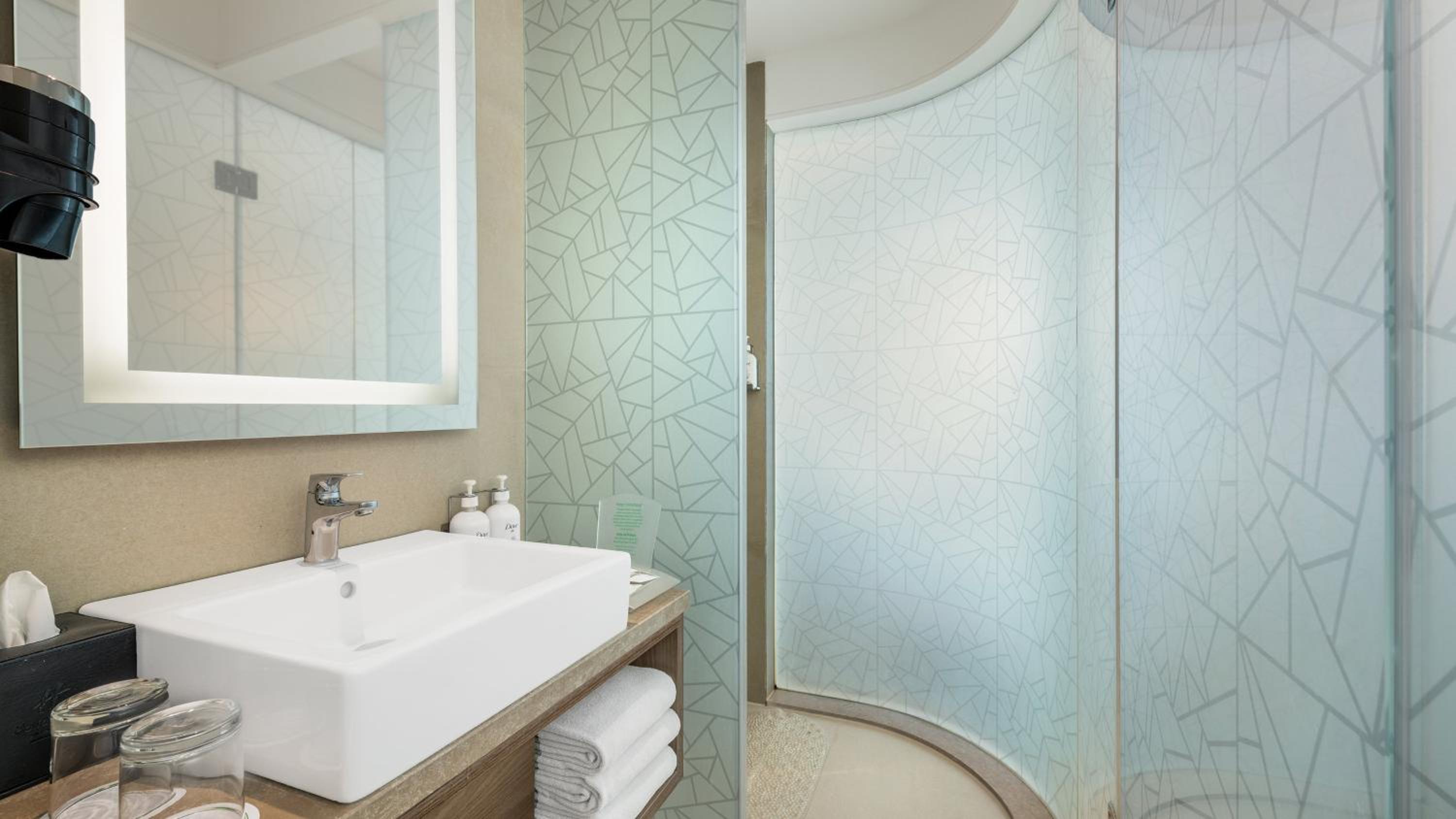 Standard King Room with City View - Photo 11