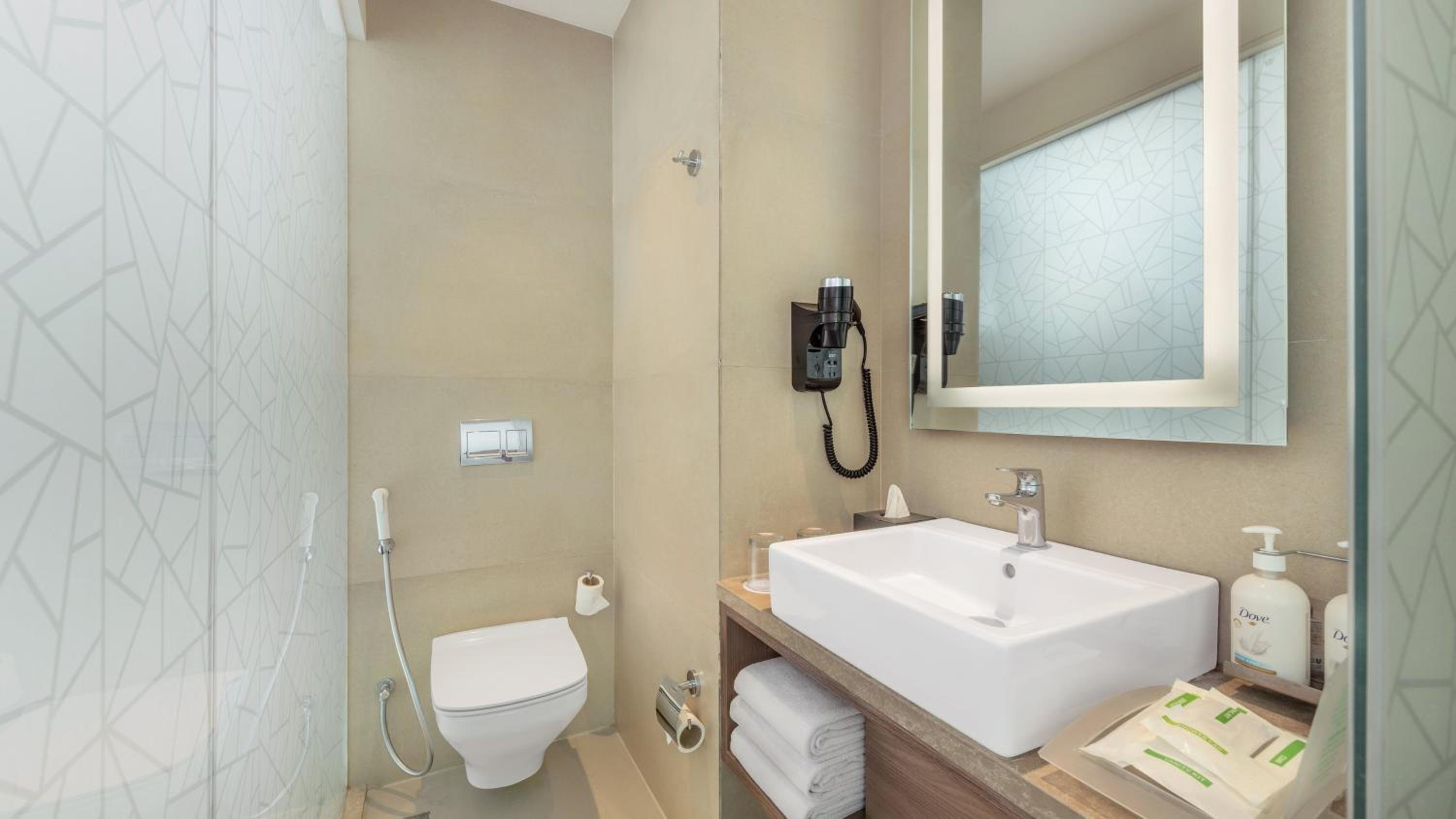 Standard King Room with City View - Photo 13
