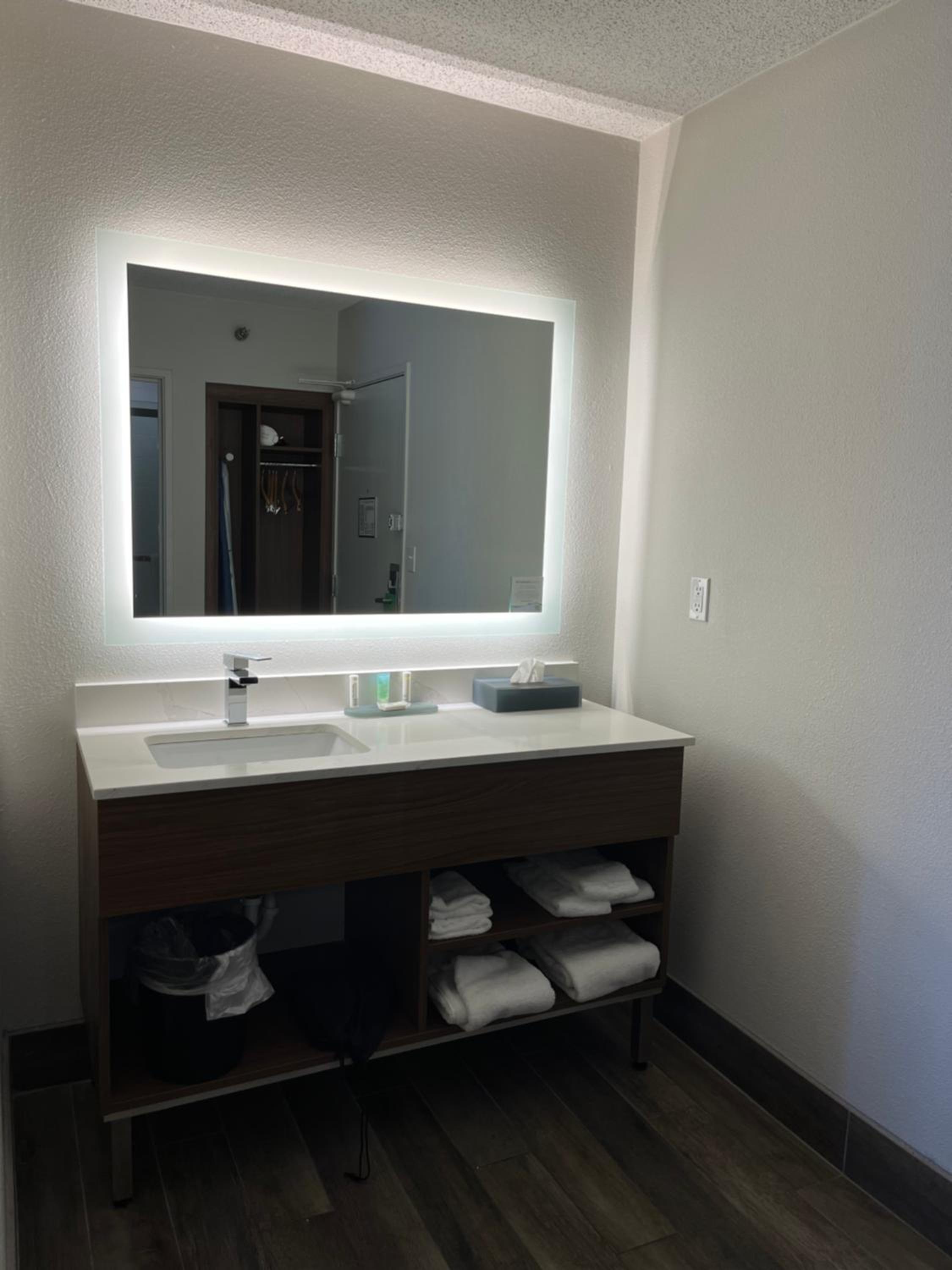 Deluxe King Room - Photo 2