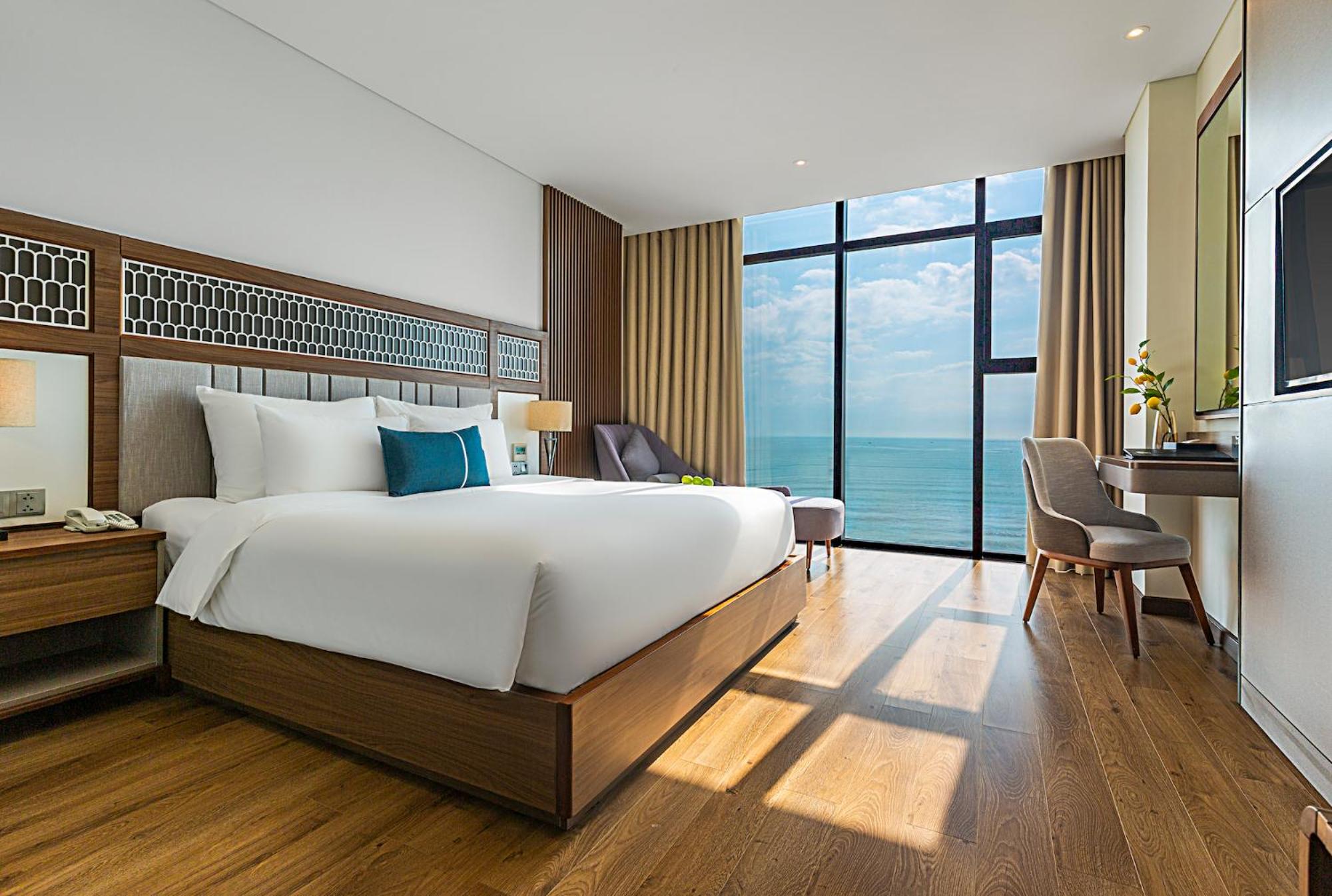 Grand Ocean Queen Room with Bathtub - Afternoon Tea Included