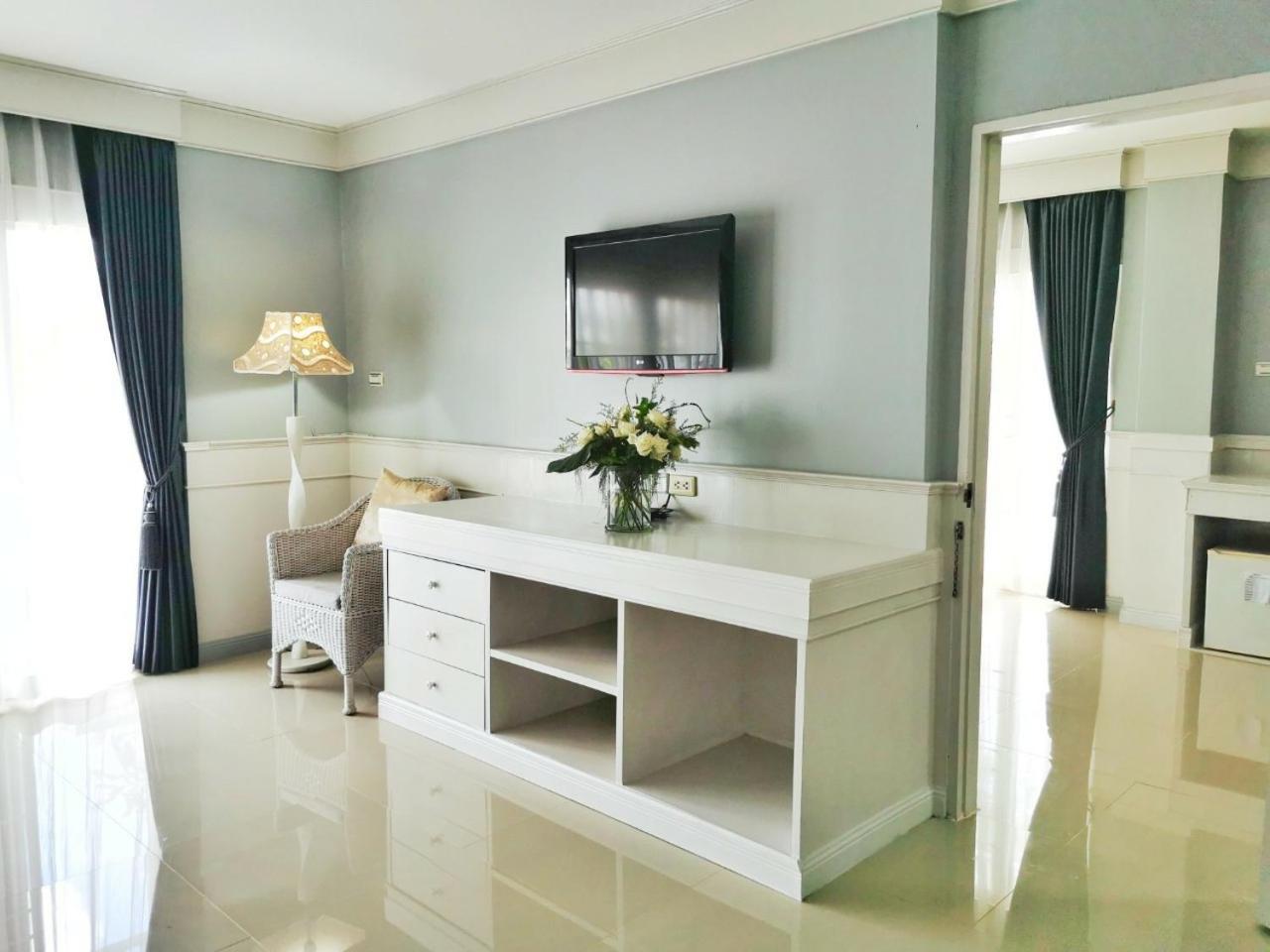 Deluxe Double Room with Balcony photo 3