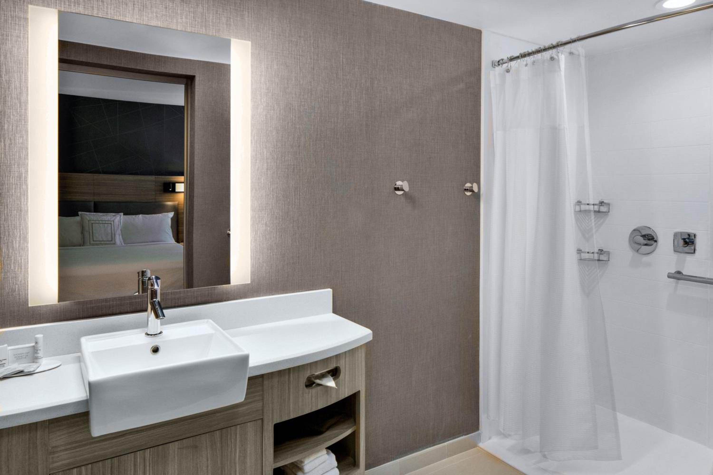 Suite with Two Queen Beds and Trundle Bed - Hearing Accessible - Photo 4