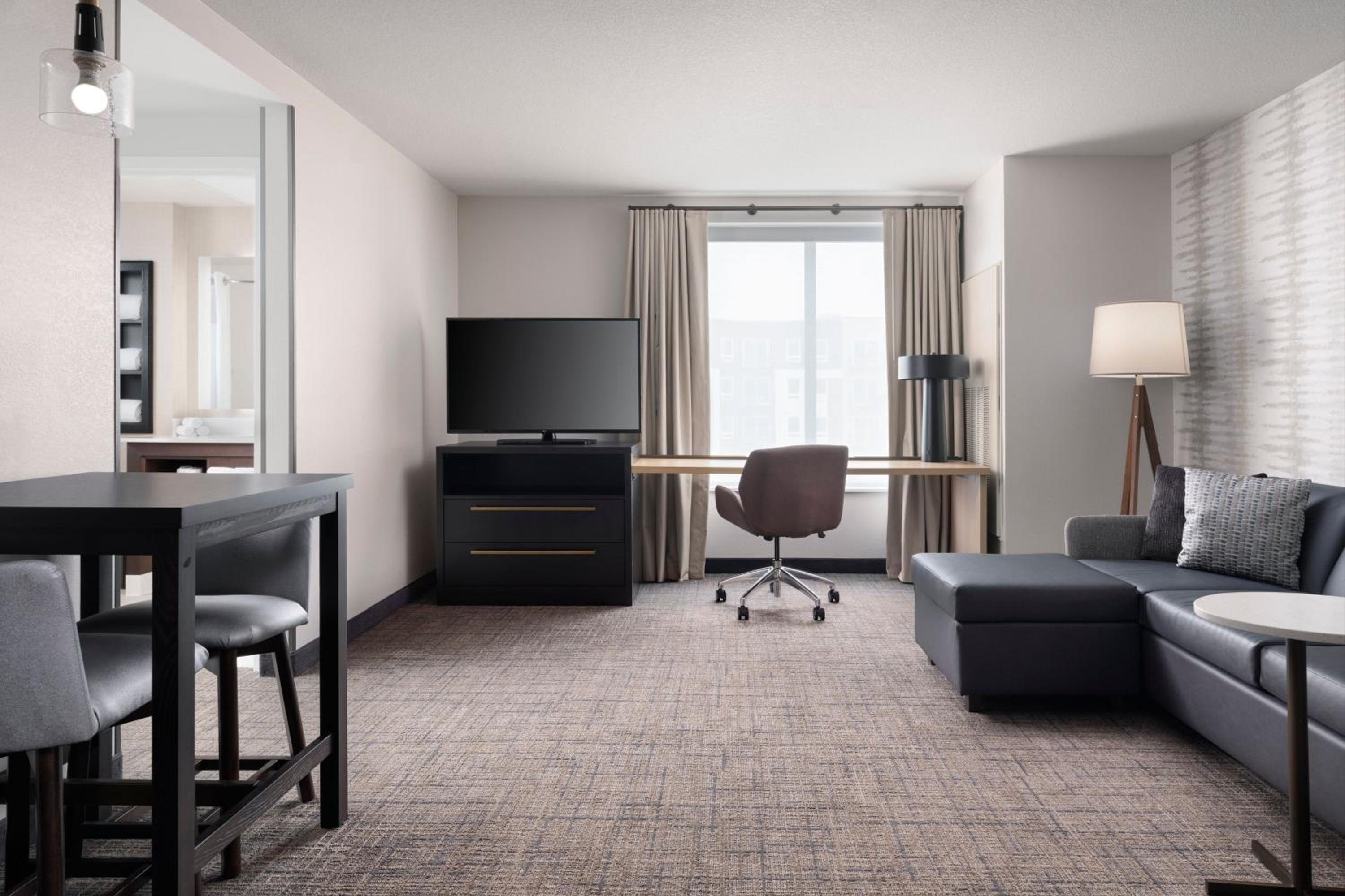 One-Bedroom King Suite with Sofa Bed and City View - Photo 9