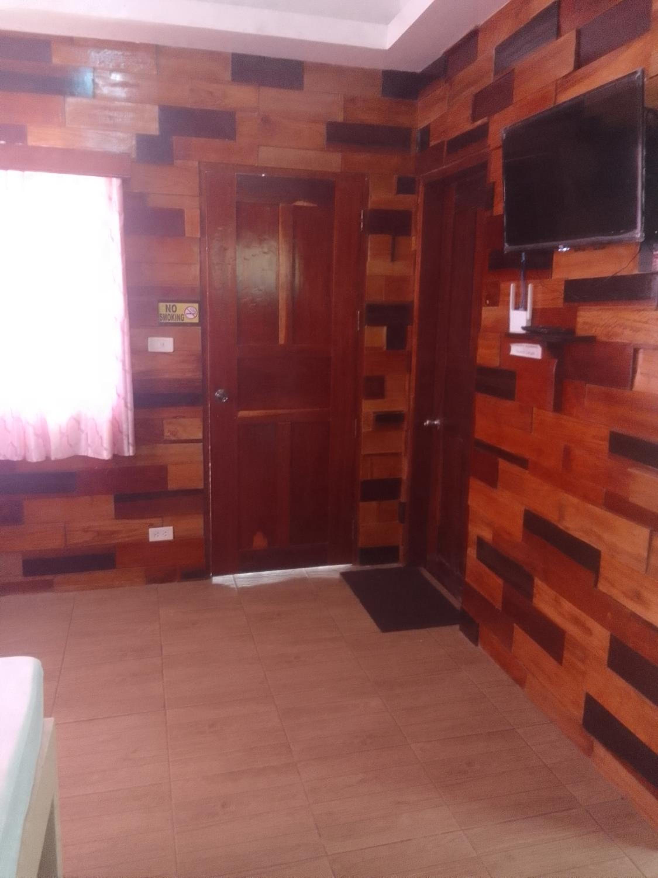 Deluxe Double Room with Balcony - Photo 7