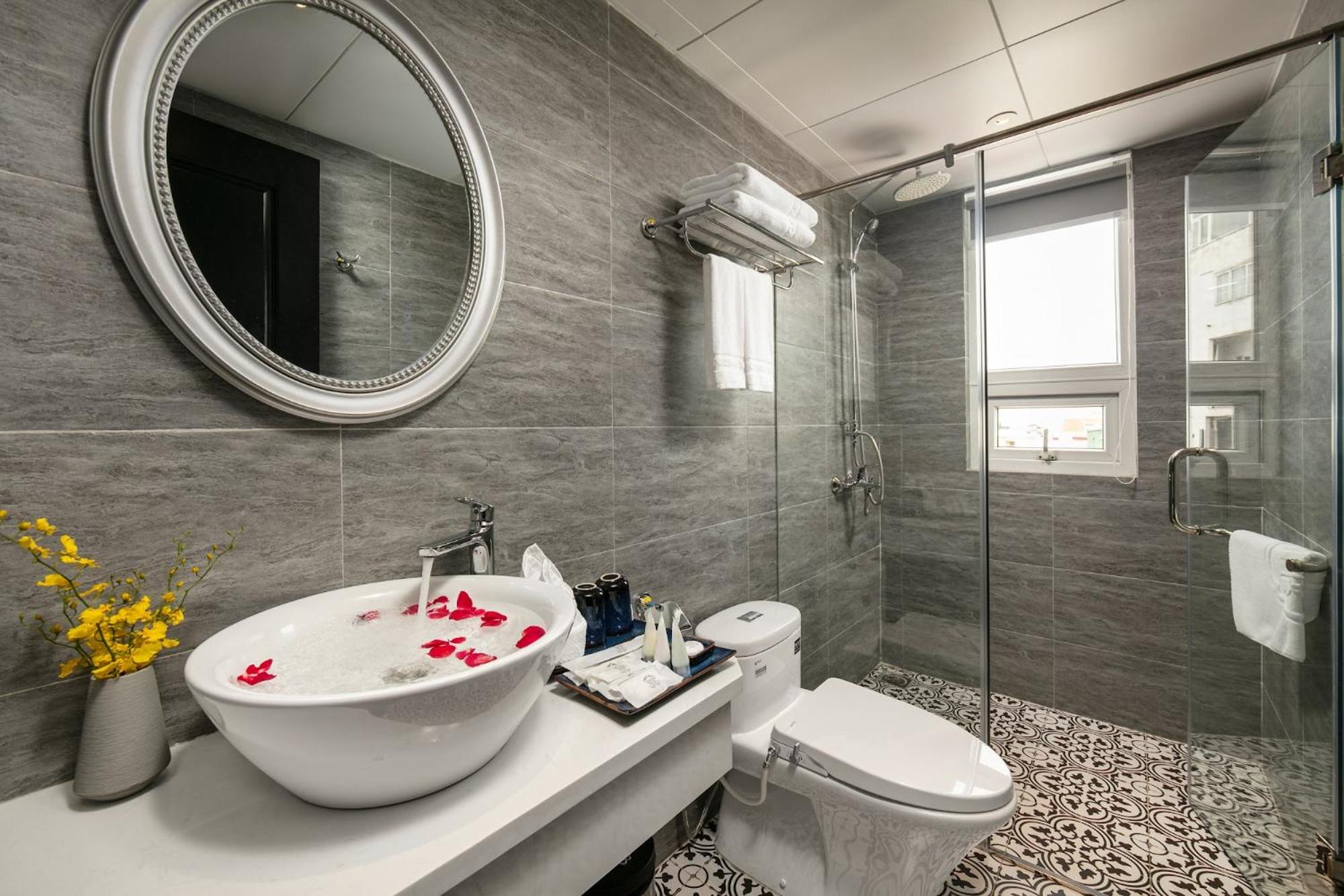 Double or Twin Room with Balcony thumbnail 5