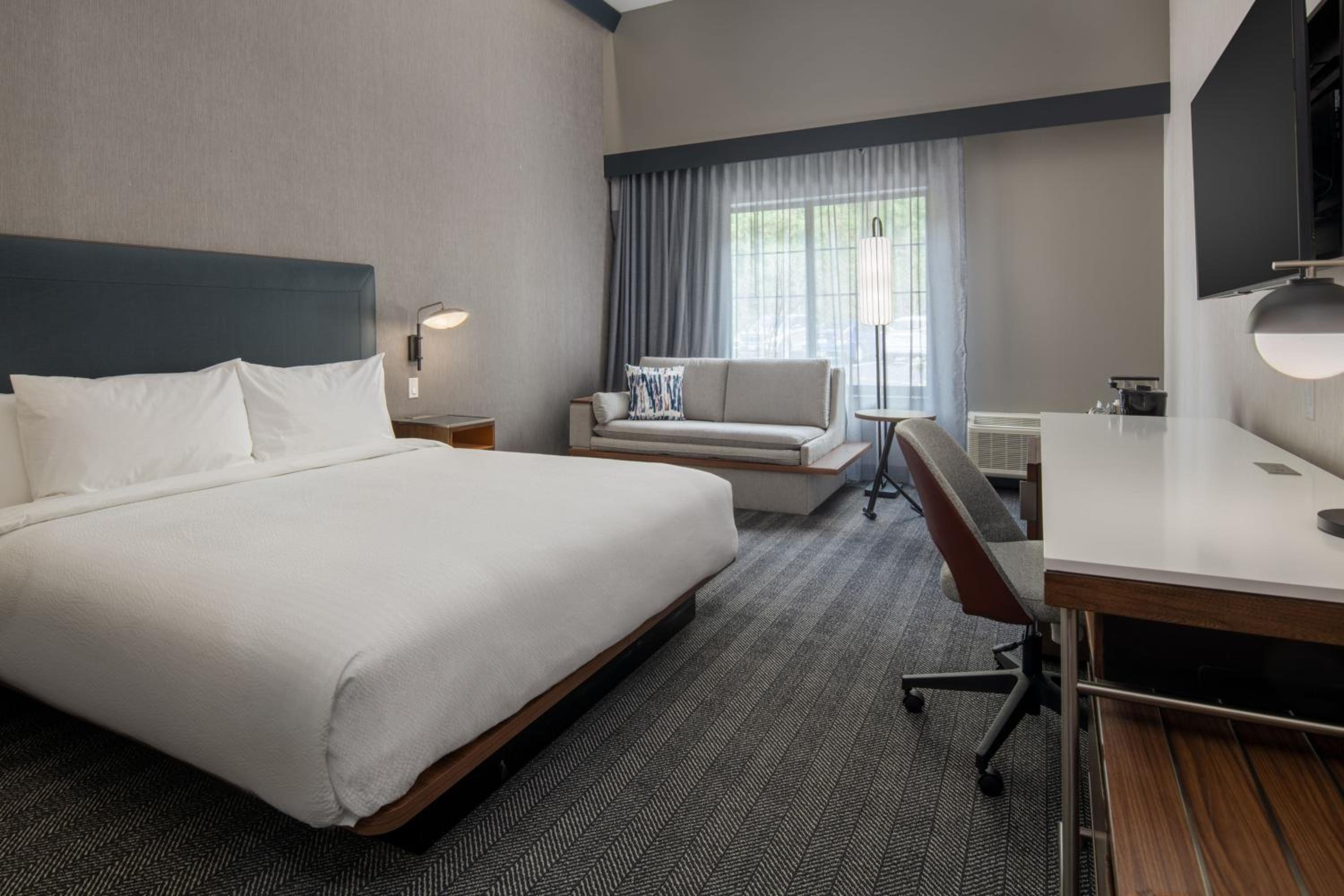 Standard King Room with Sofa Bed - Photo 10