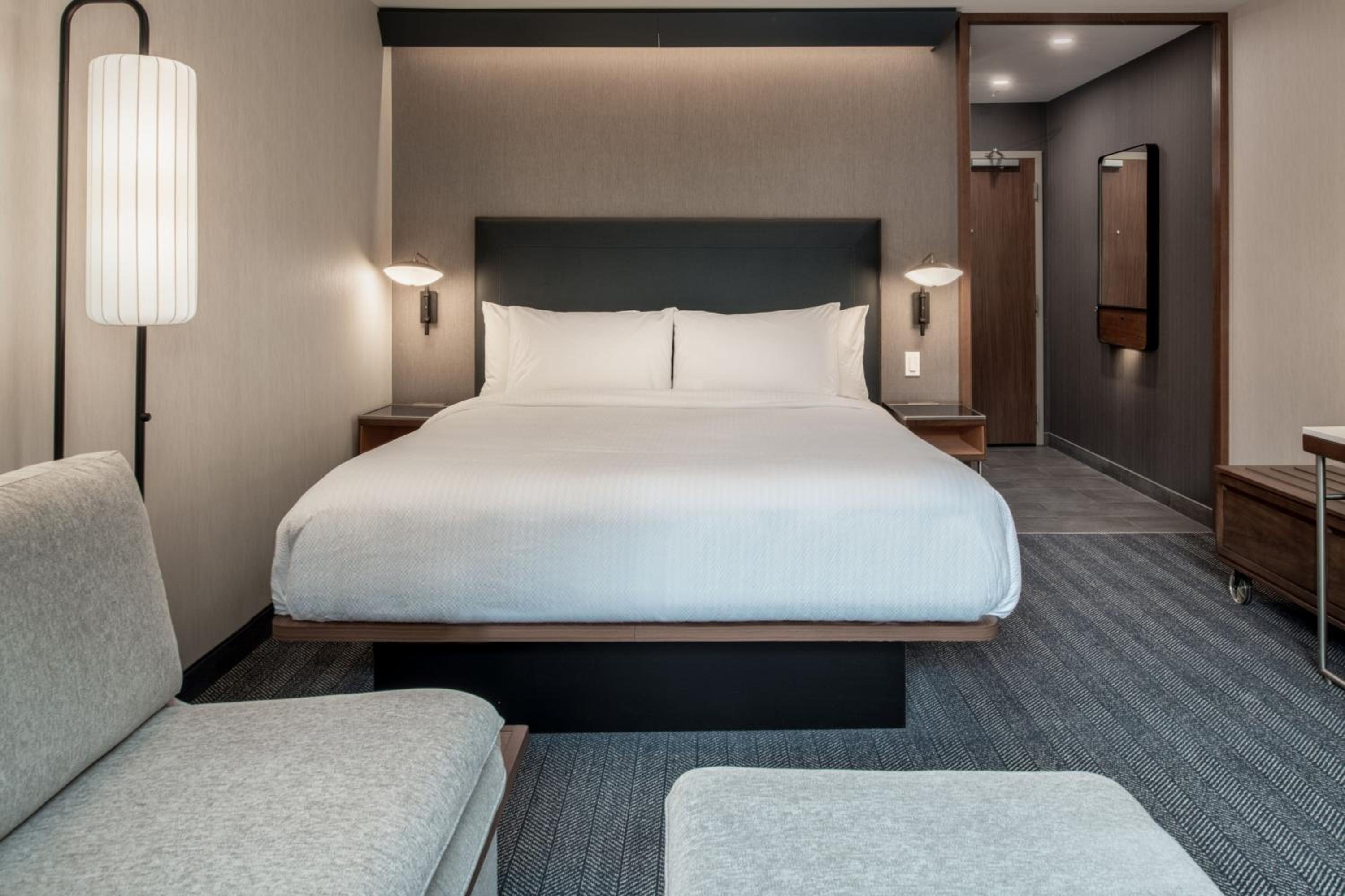 Standard King Room with Sofa Bed - Photo 9