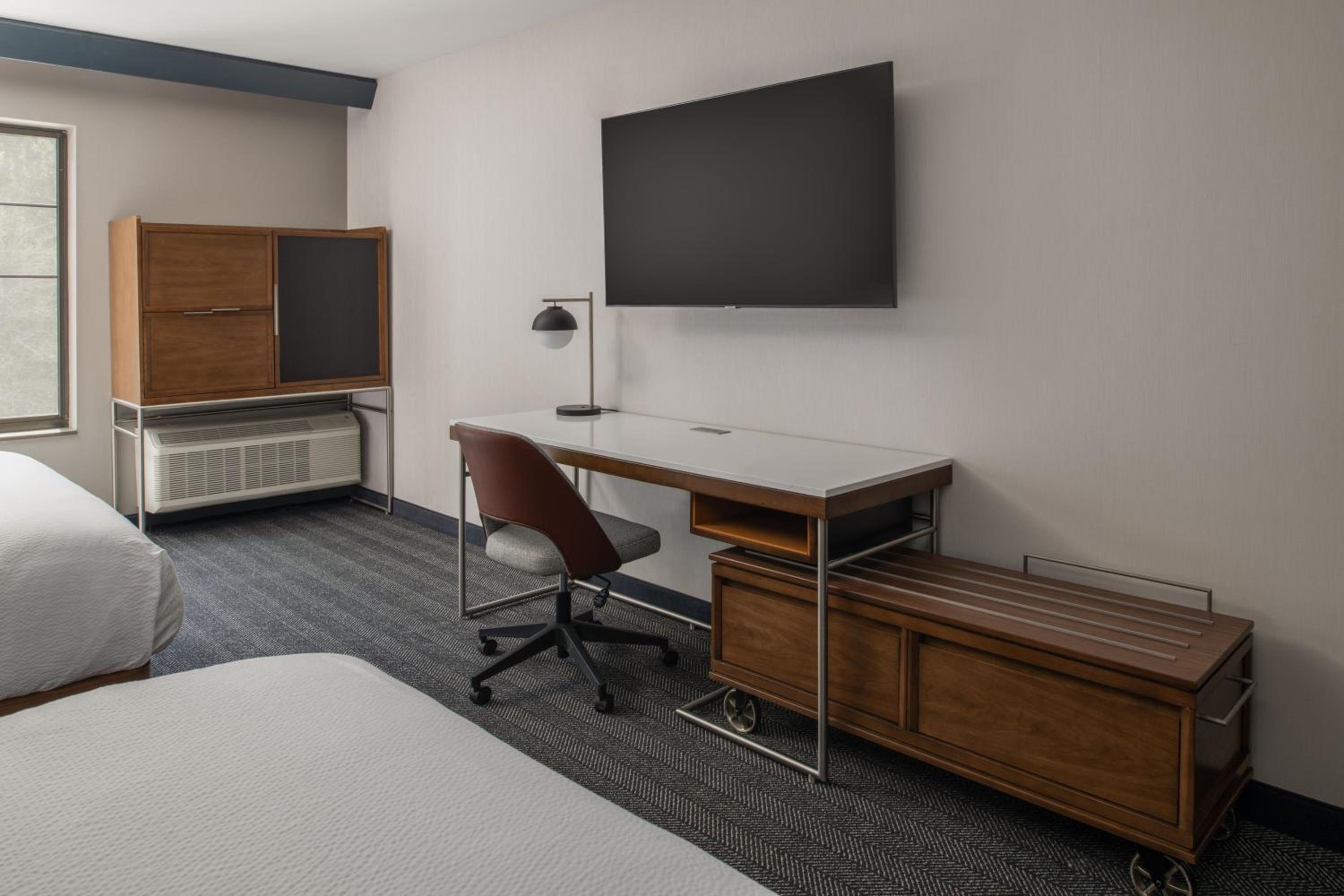 Standard Queen Room with Two Queen Beds - Photo 2