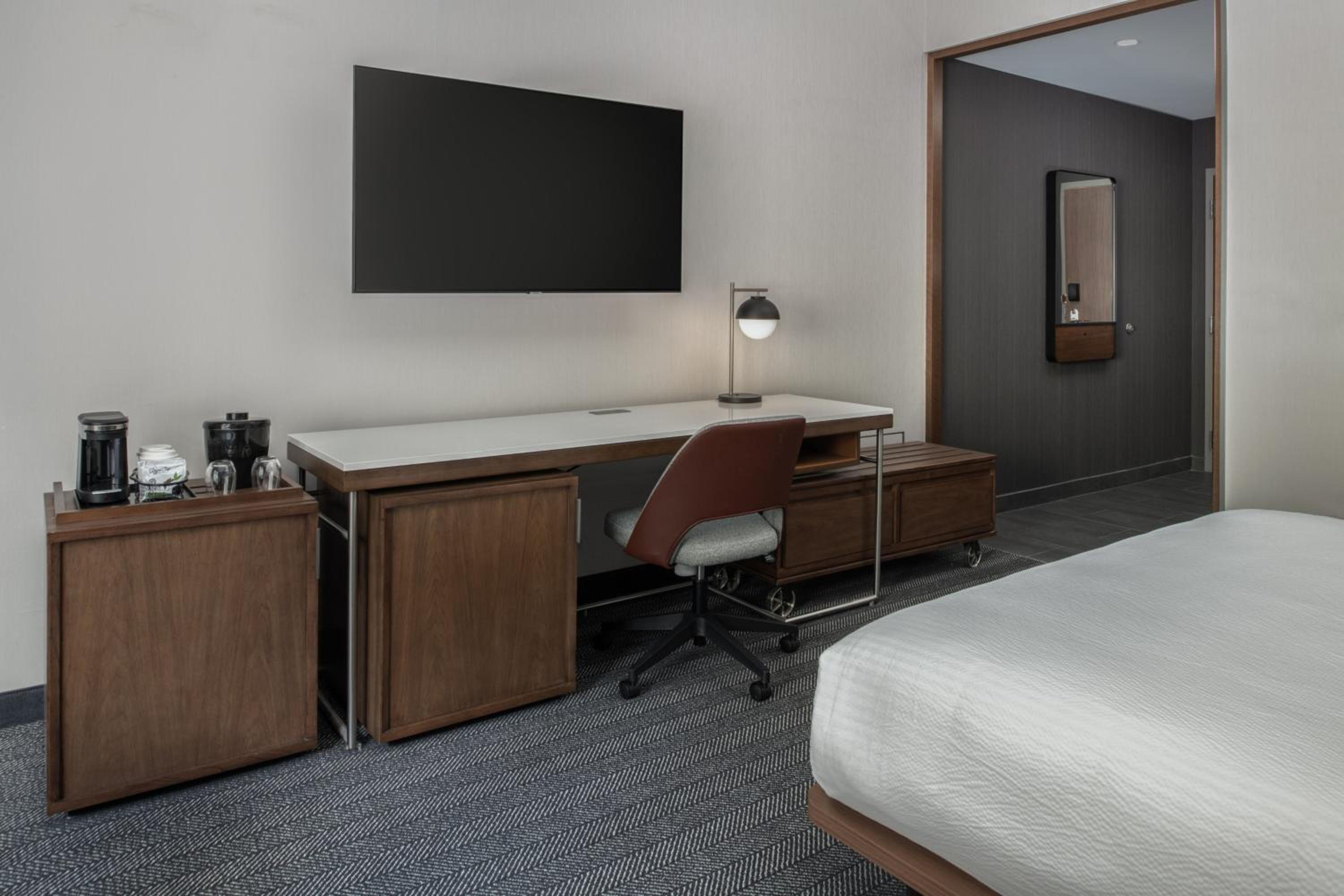 Standard King Room with Sofa Bed - Photo 2