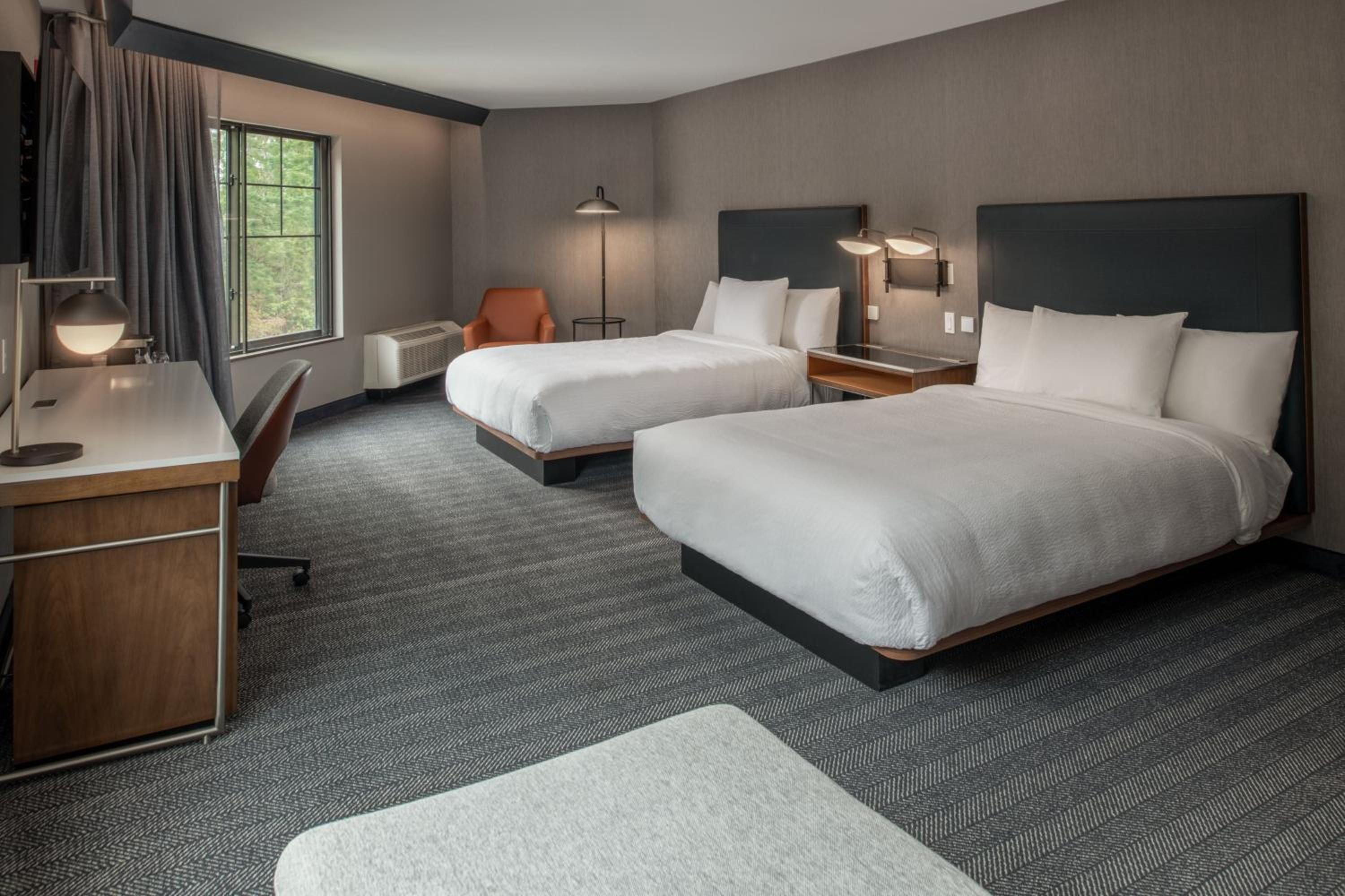 Queen Suite with Two Queen Beds and Sofa Bed - Photo 5