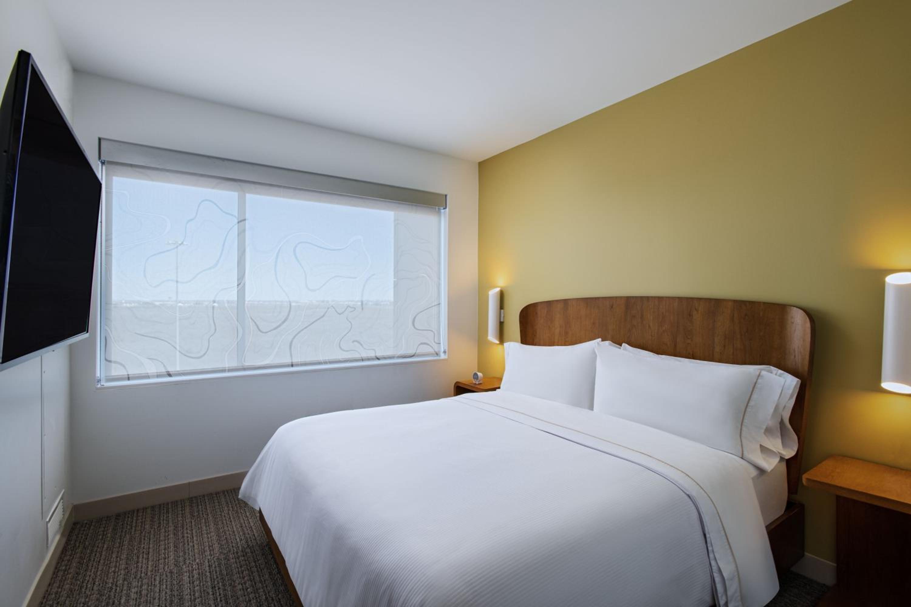 One-Bedroom King Suite with Sofa Bed and City View - Photo 3