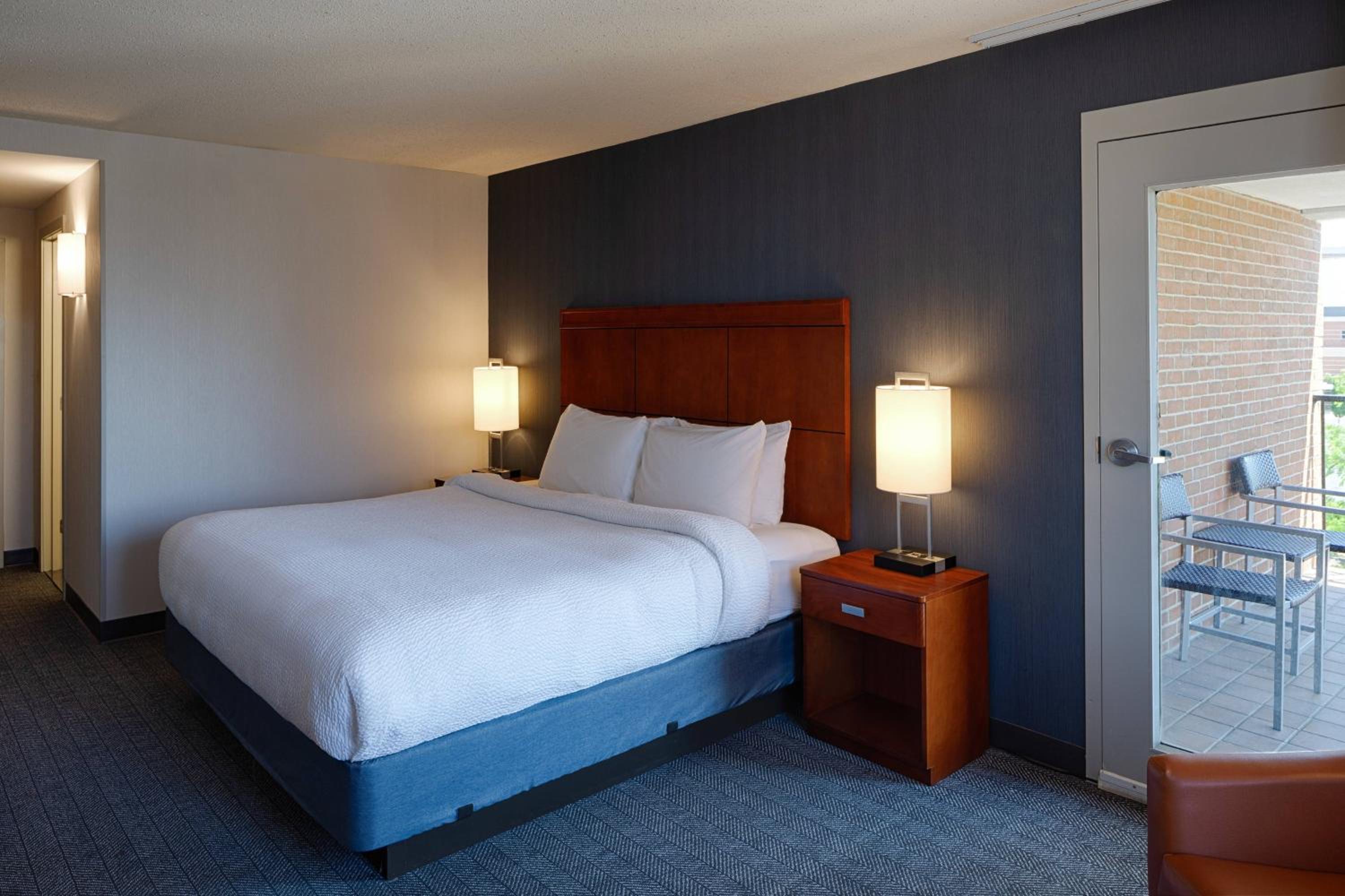 King Room with Balcony - Photo 5