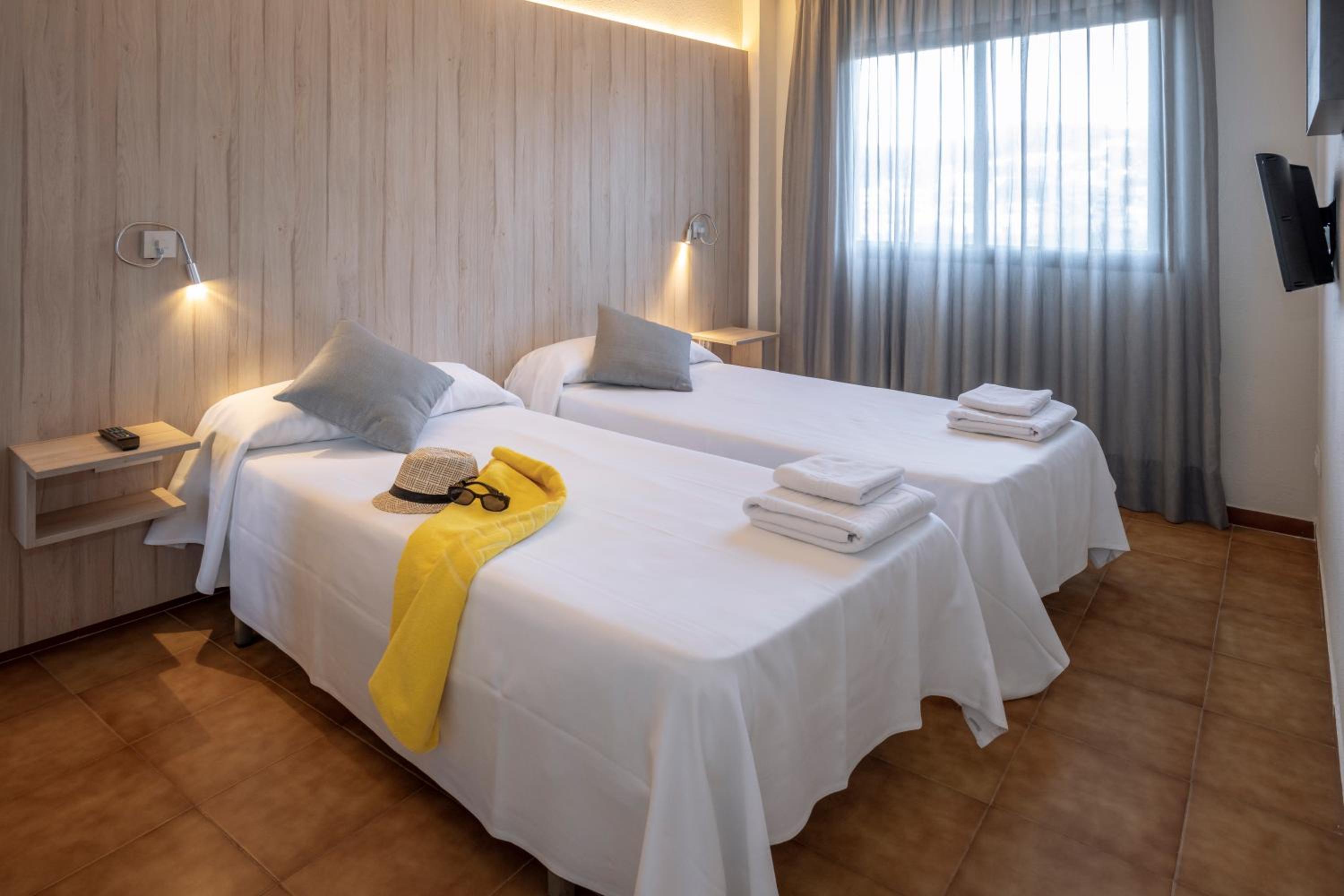One-Bedroom Family Apartment with Balcony (2-5 Adults) - Photo 3