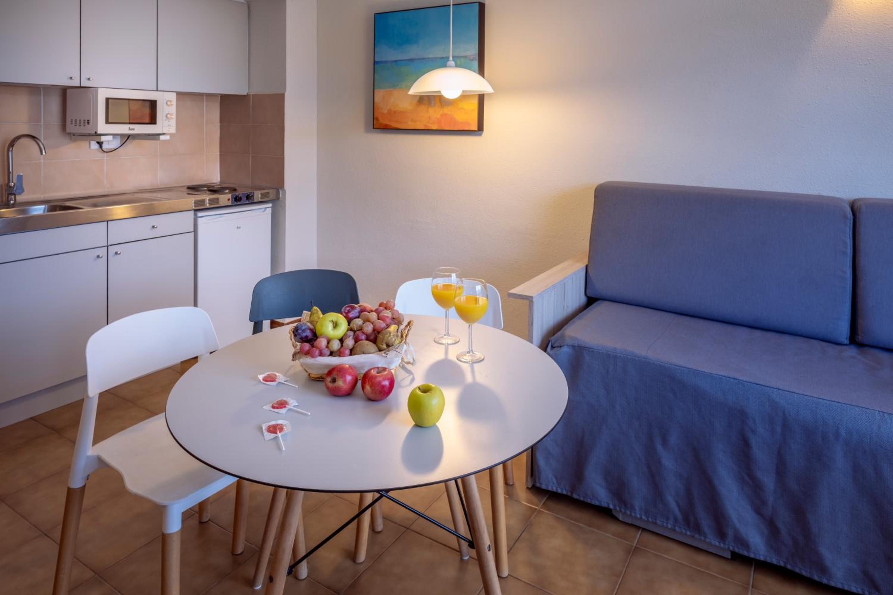 Studio with Balcony (2-3 Adults) - Photo 4