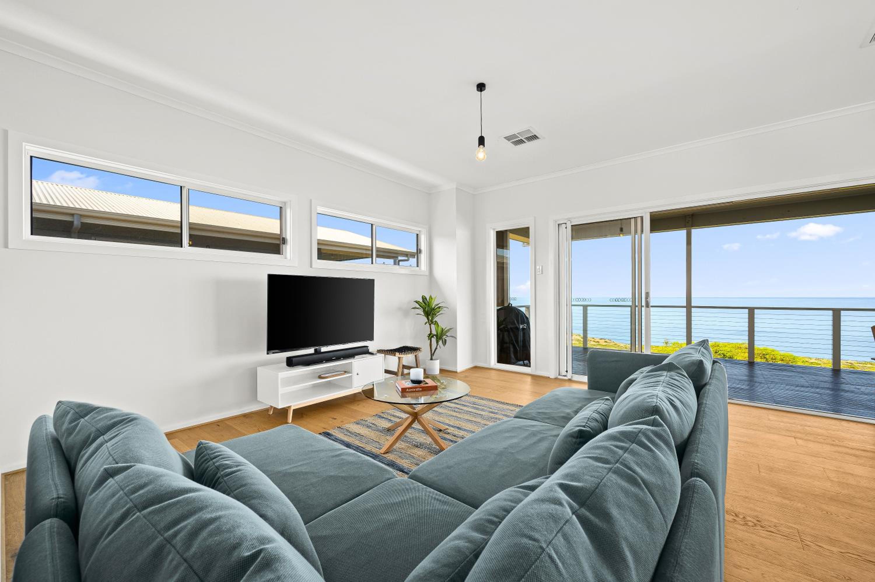 Five-Bedroom House photo 2