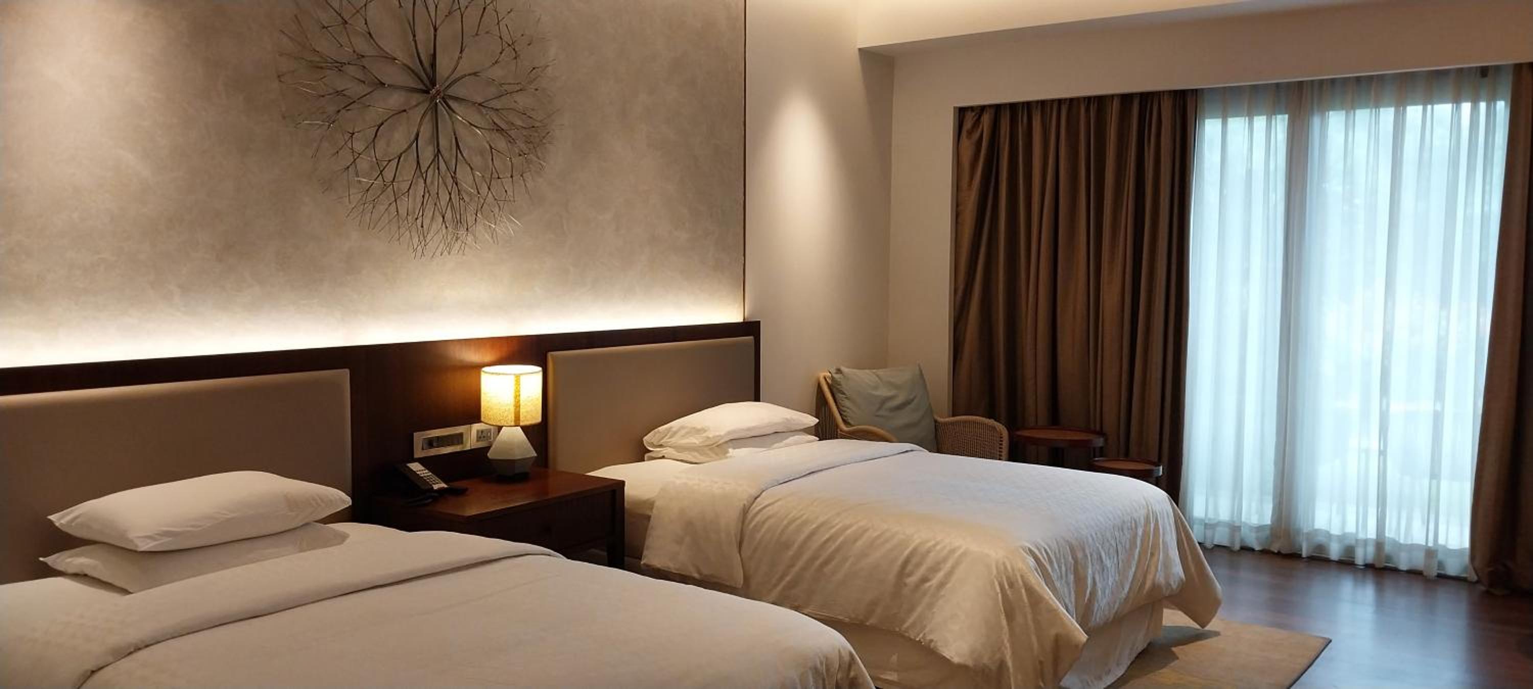 Sea View Top Floor Deluxe Guest Room Queen - Complimentary HiTea by the Beach