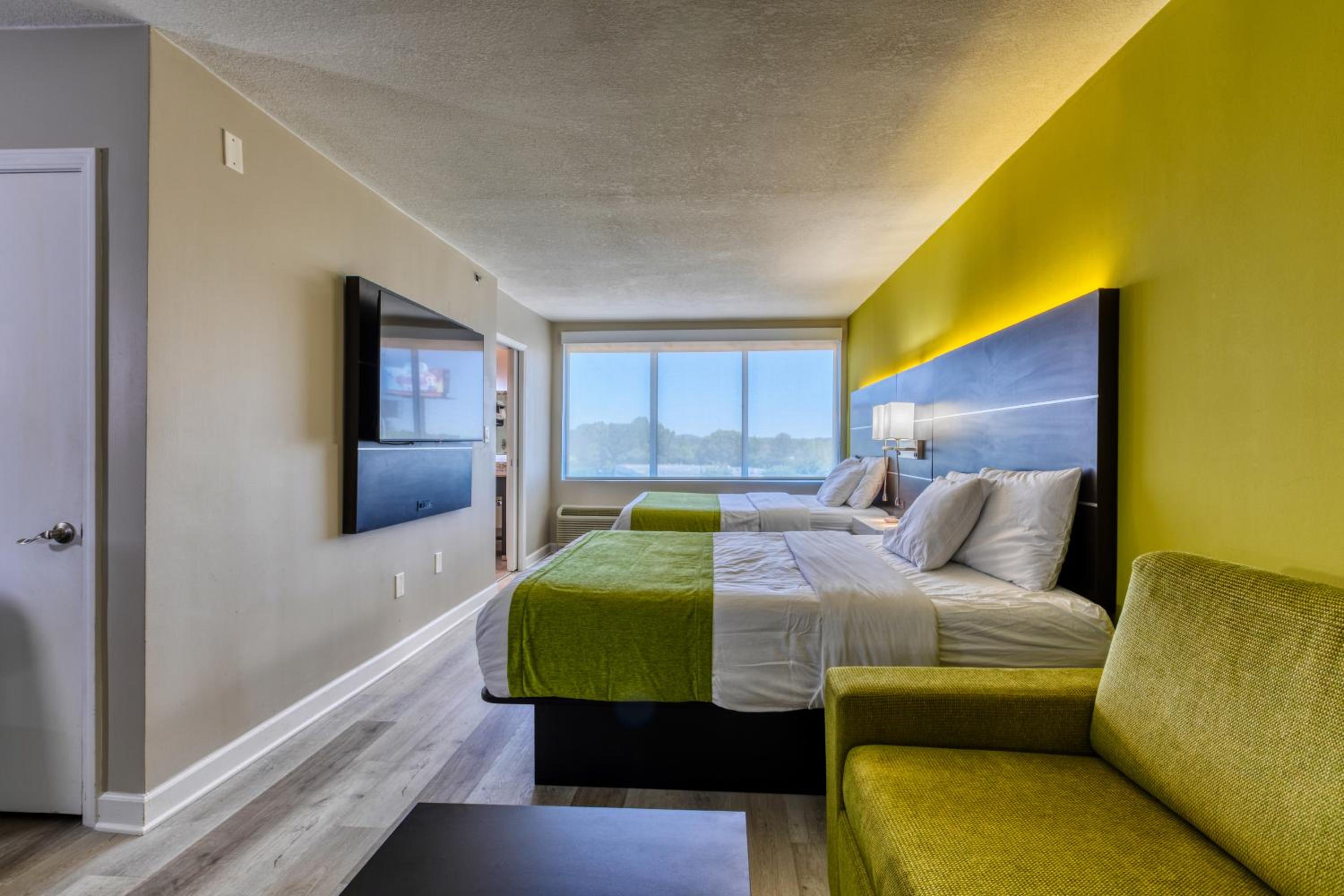 Deluxe Queen Suite photo 1