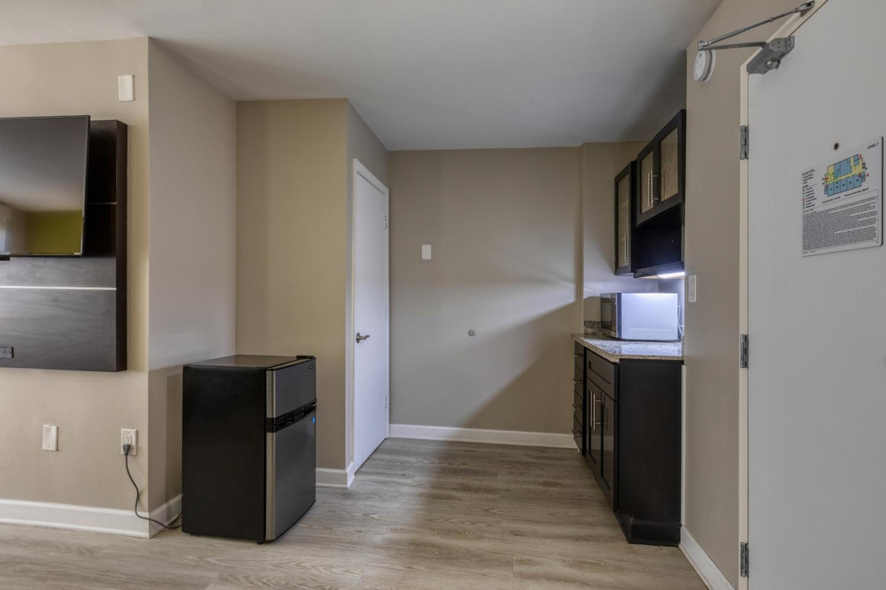 Deluxe King Suite - Photo 9