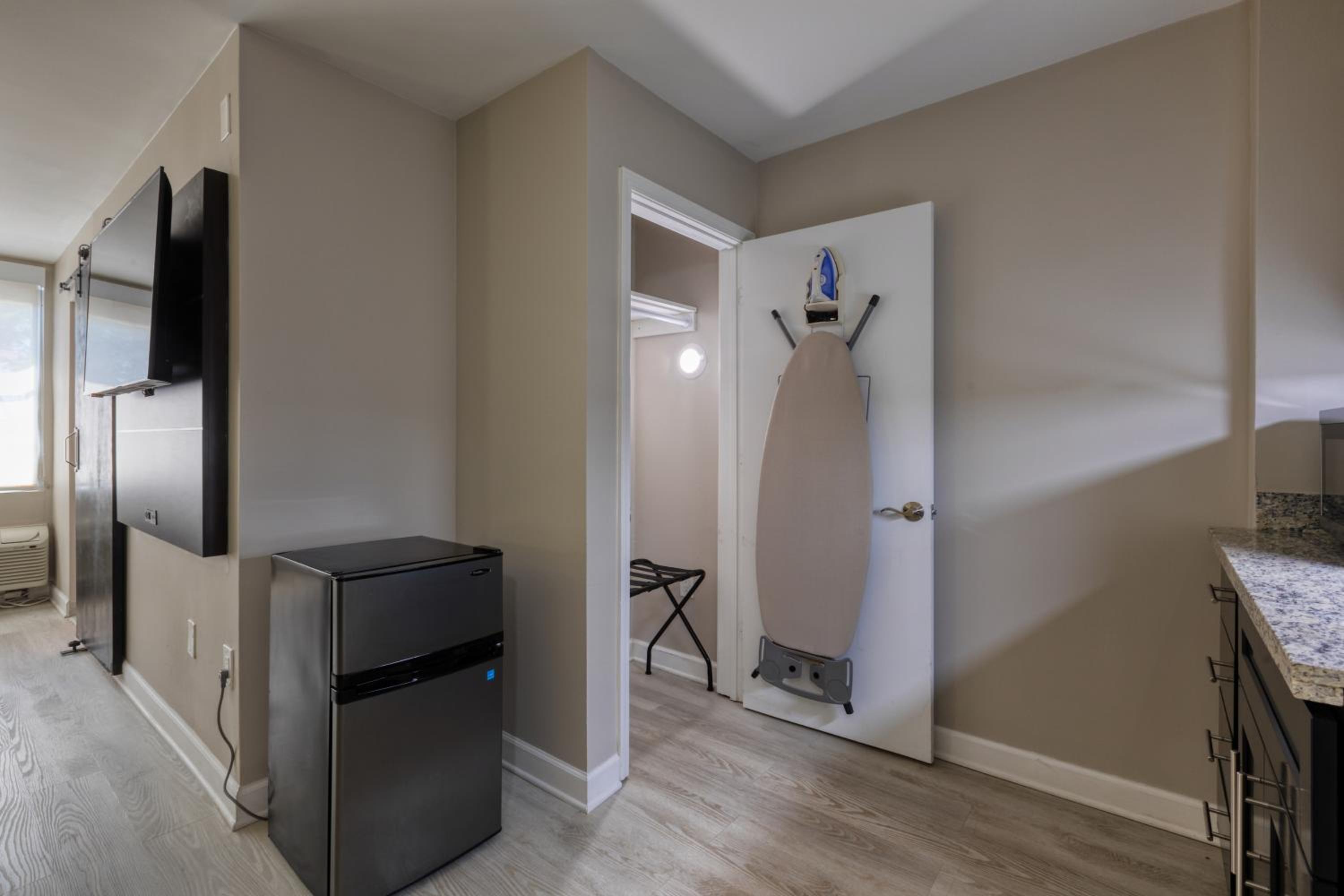 Deluxe King Suite - Photo 10