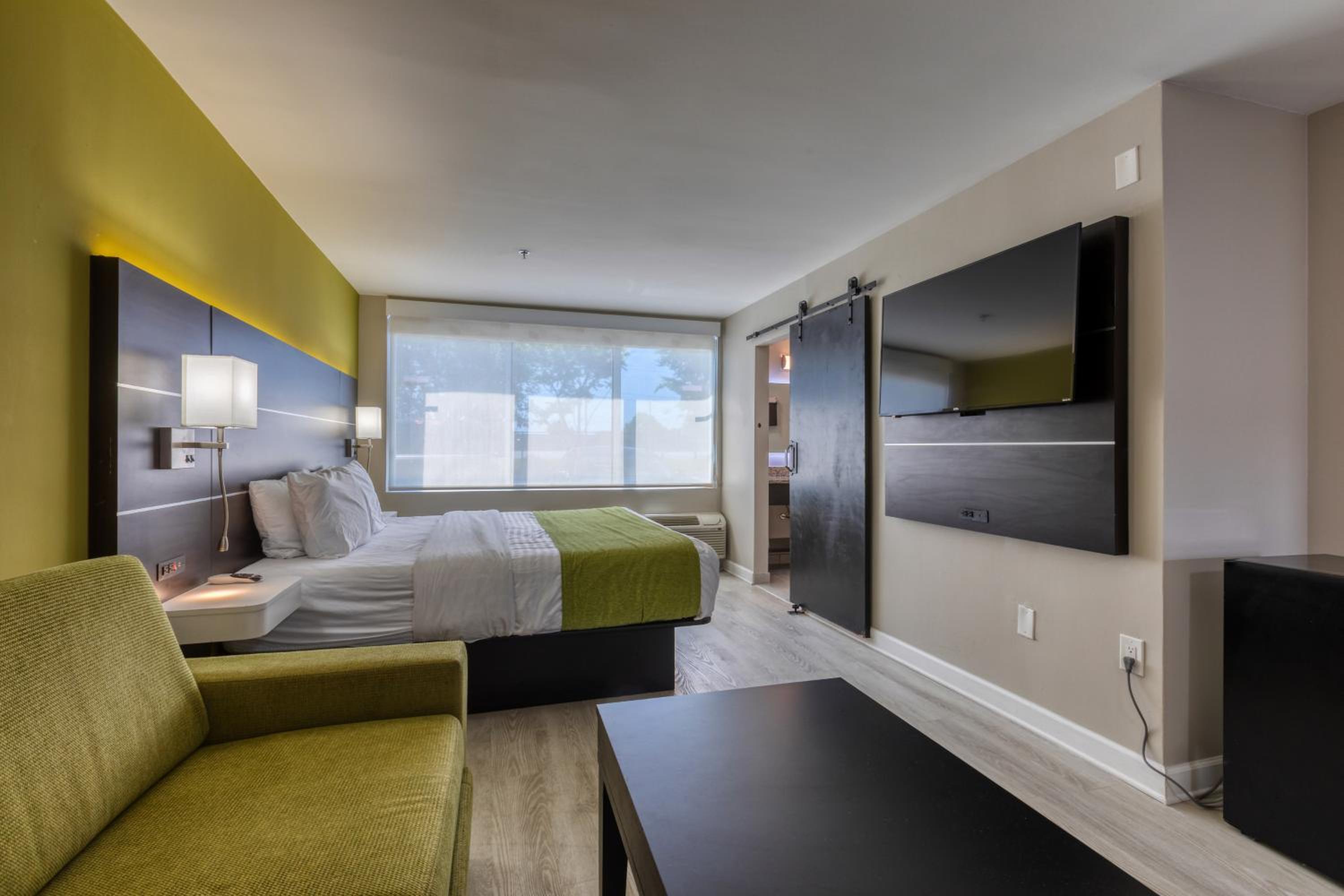 Deluxe King Suite - Photo 13