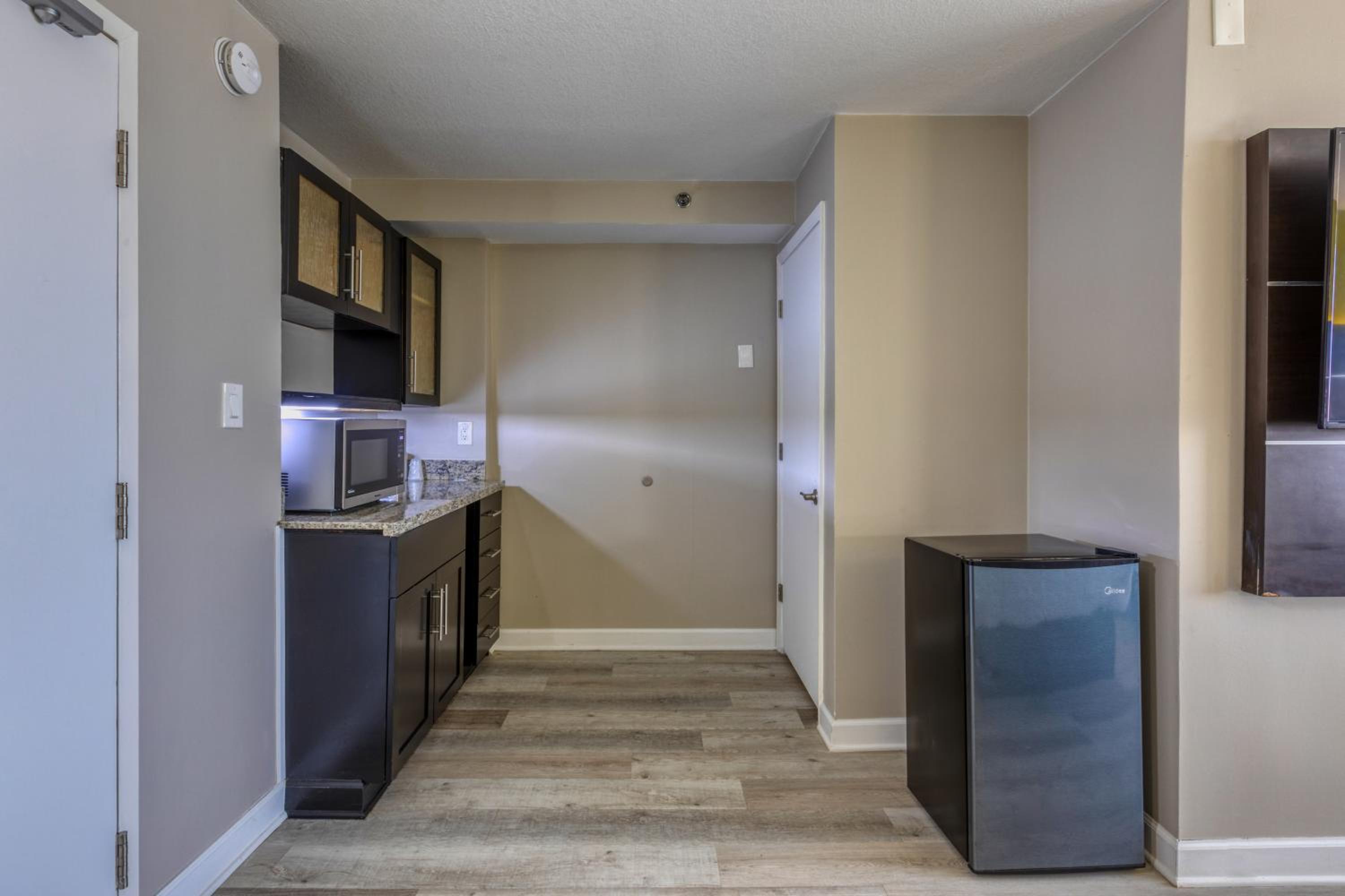 Deluxe Queen Suite - Photo 8