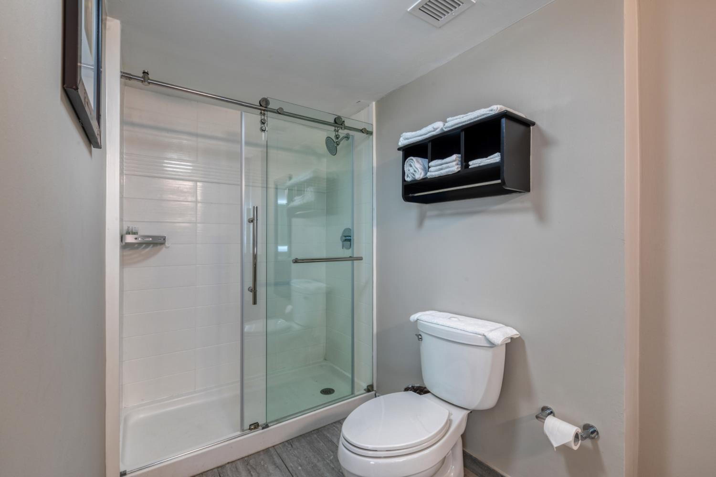 Deluxe Queen Suite - Photo 2