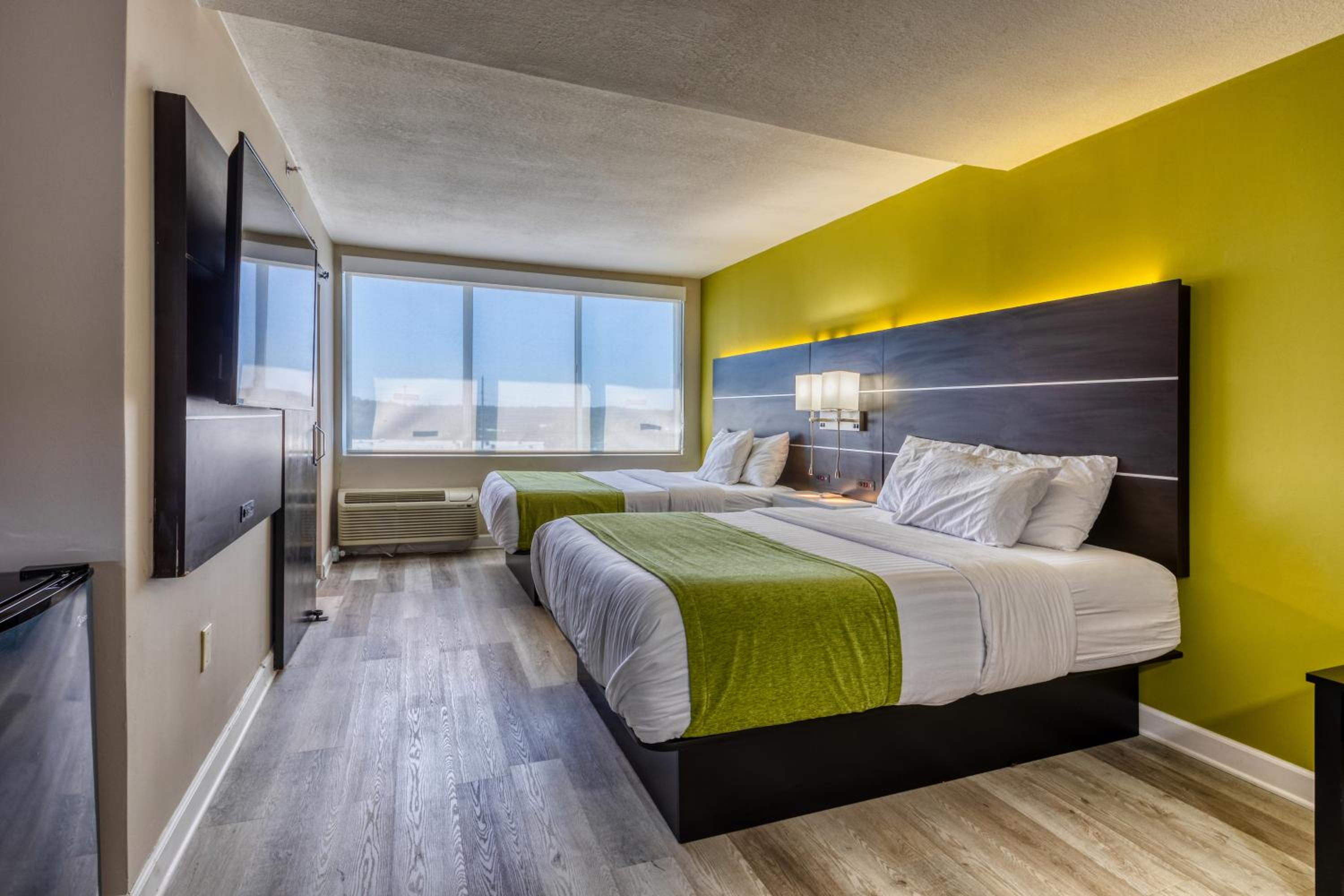 Deluxe Queen Suite - Photo 6