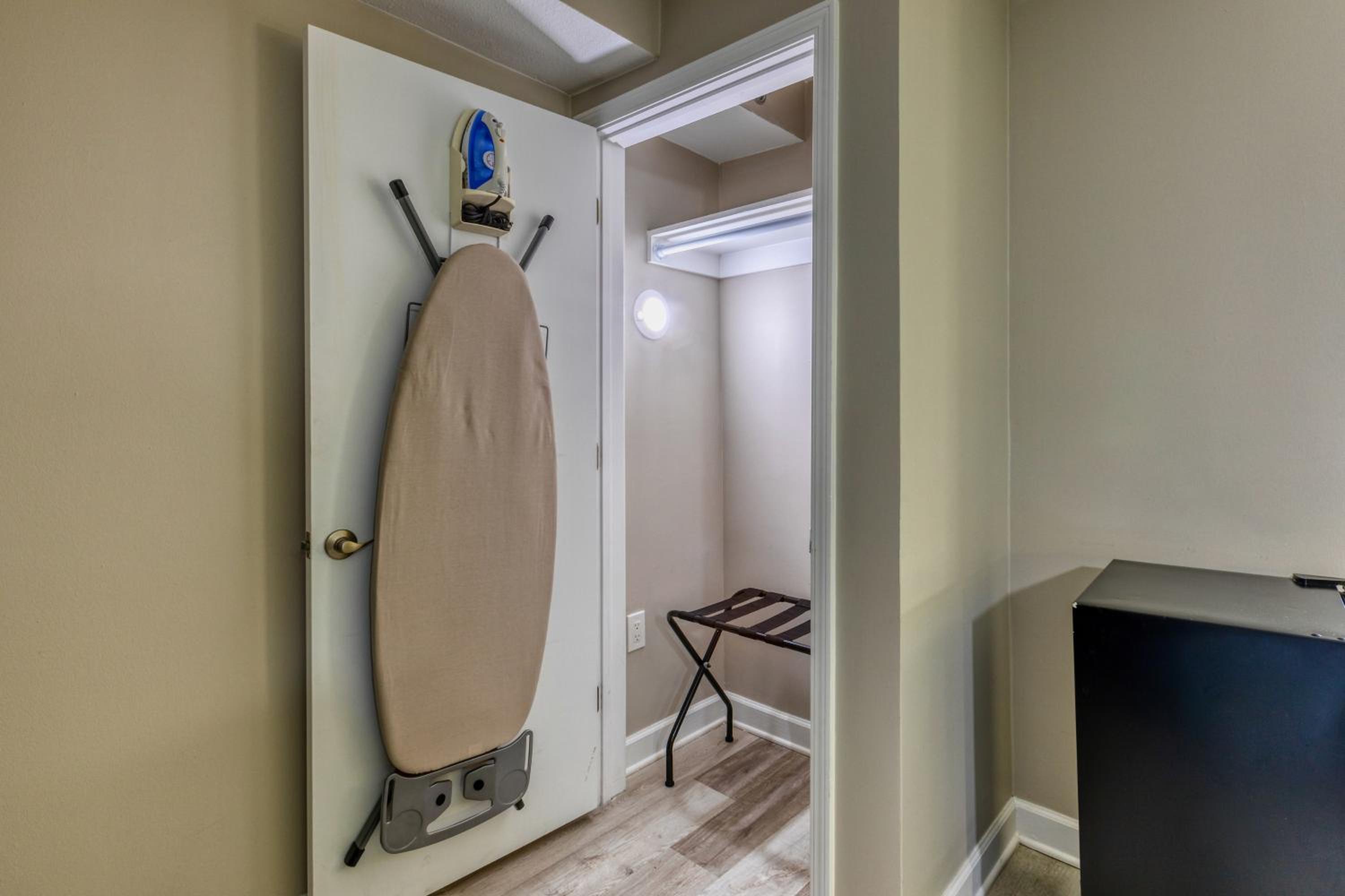 Deluxe Queen Suite - Photo 7