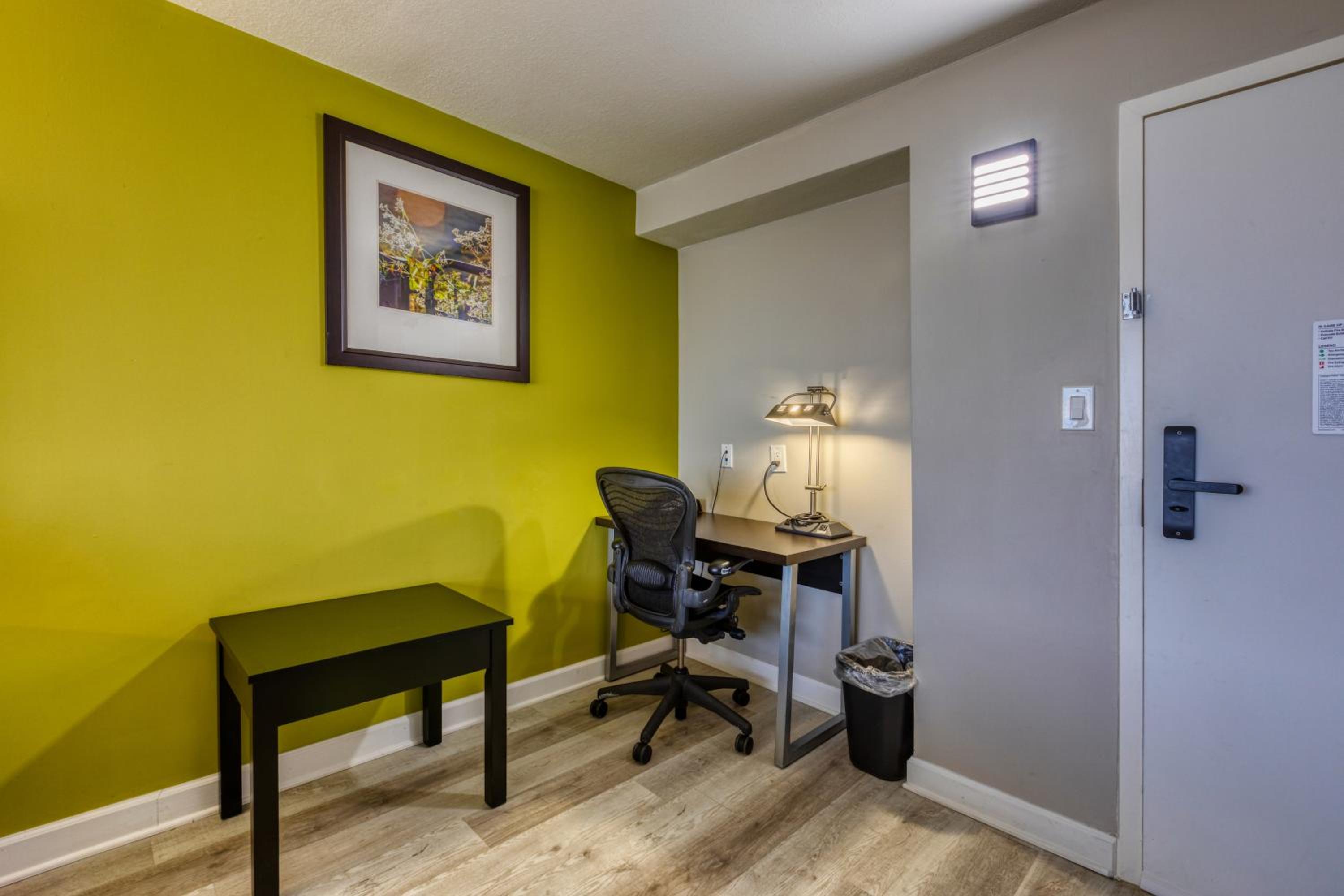 Deluxe Queen Suite - Photo 4