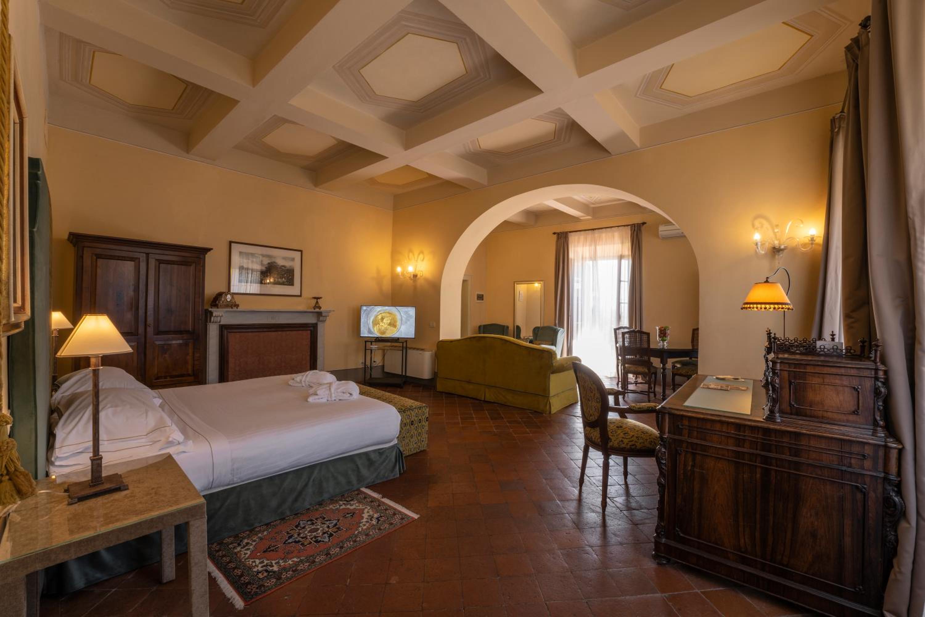 Suite with Spa Access - Photo 13