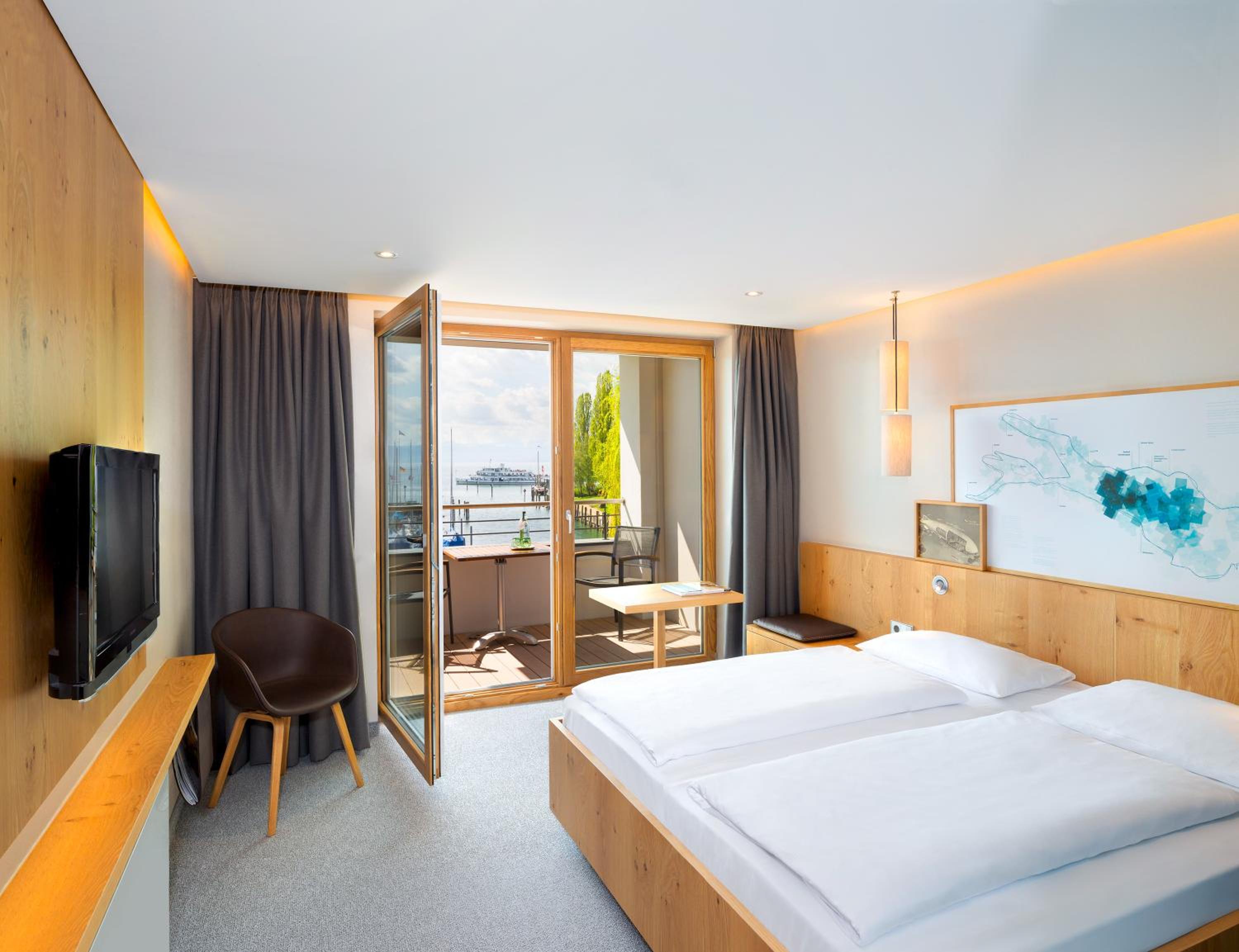 Standard Double Room with Balcony and Lake View