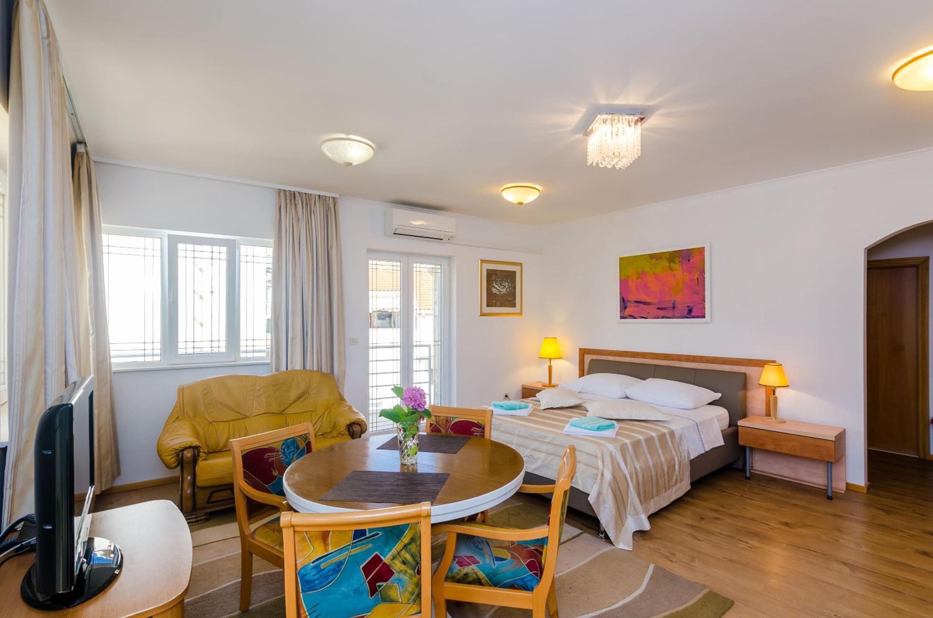 Deluxe One Bedroom Apartment with Terrace and City View photo 2