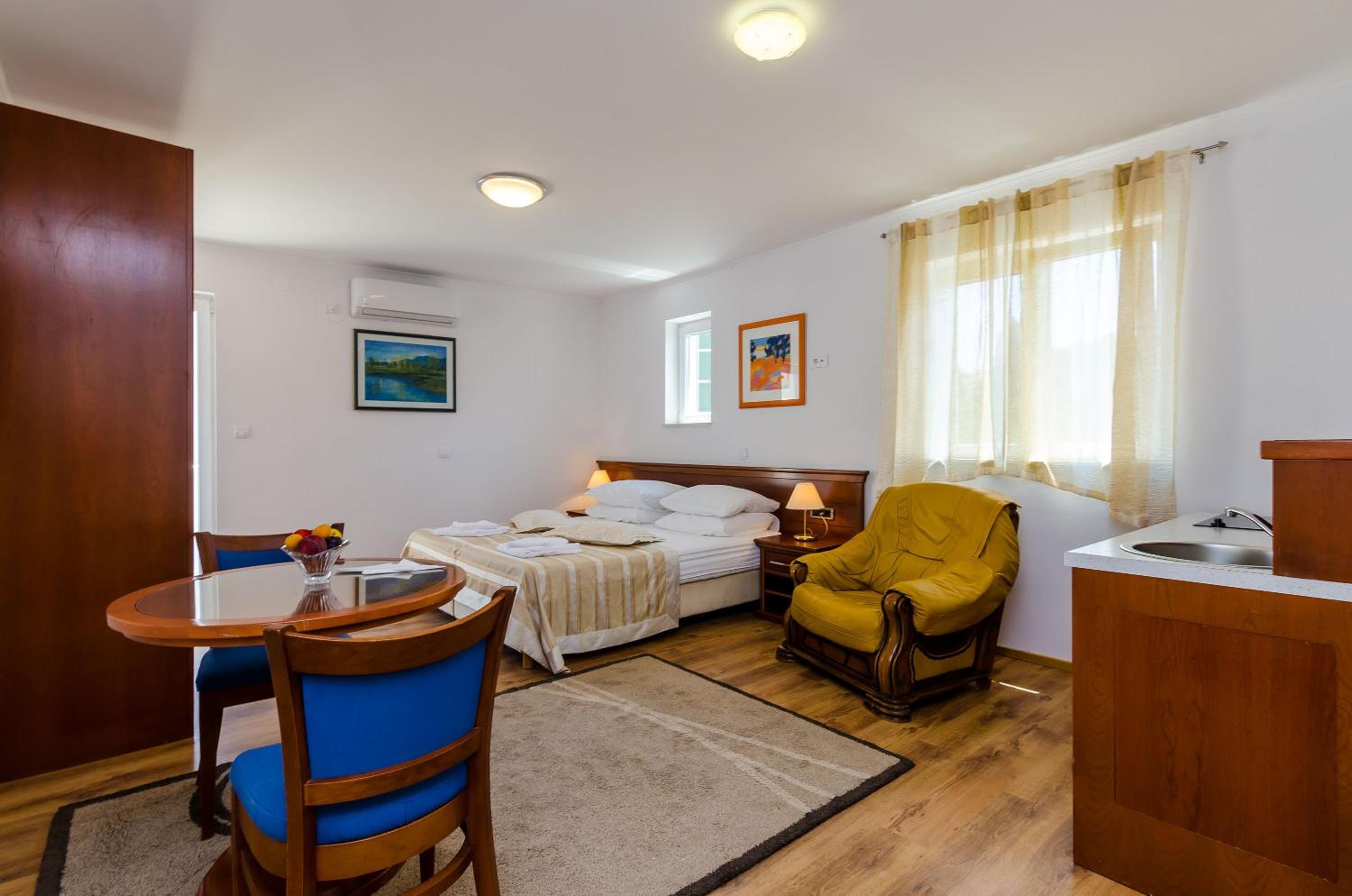 Studio Apartment with Balcony and City View photo 1