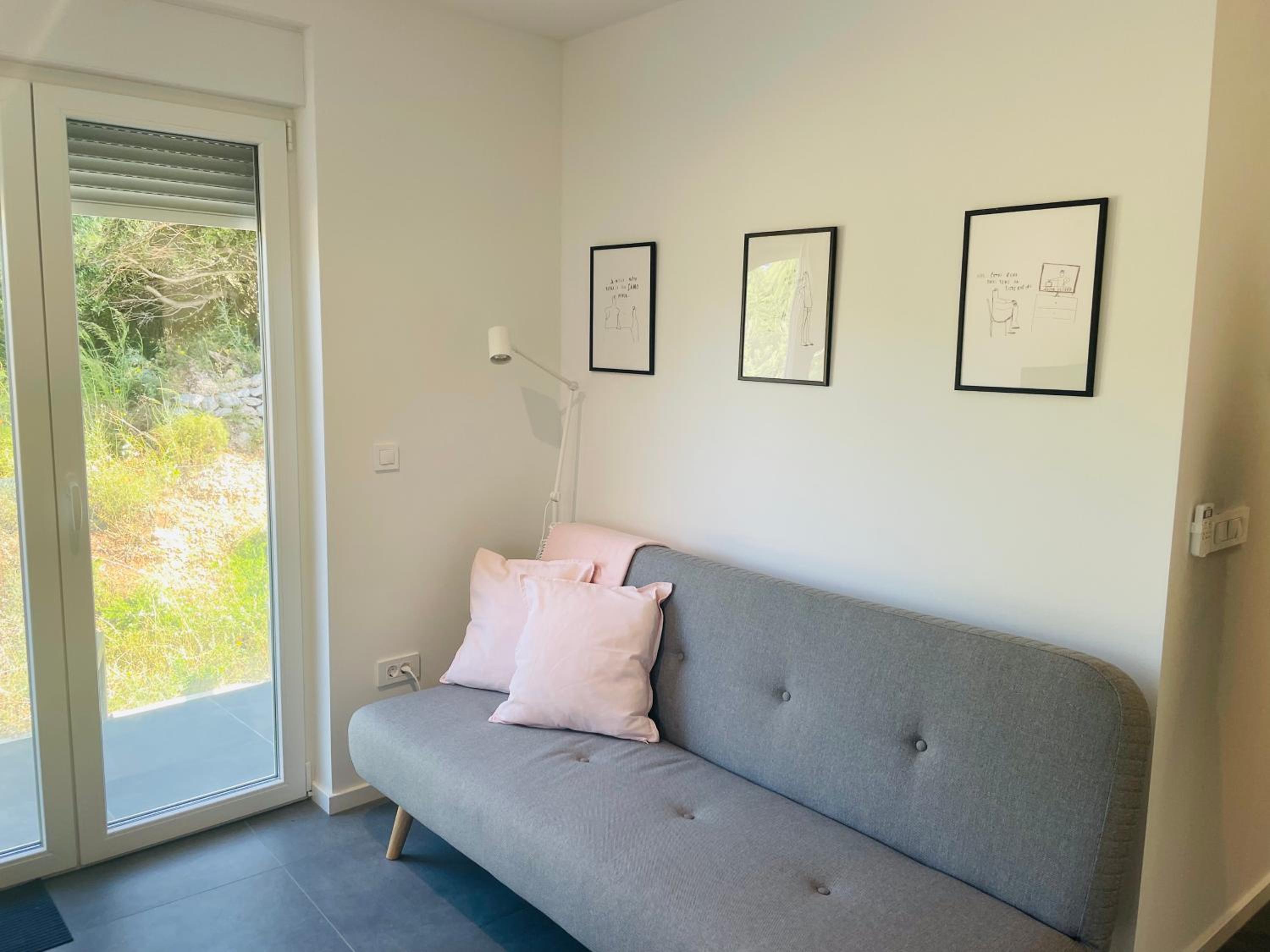 One-Bedroom Apartment photo 1