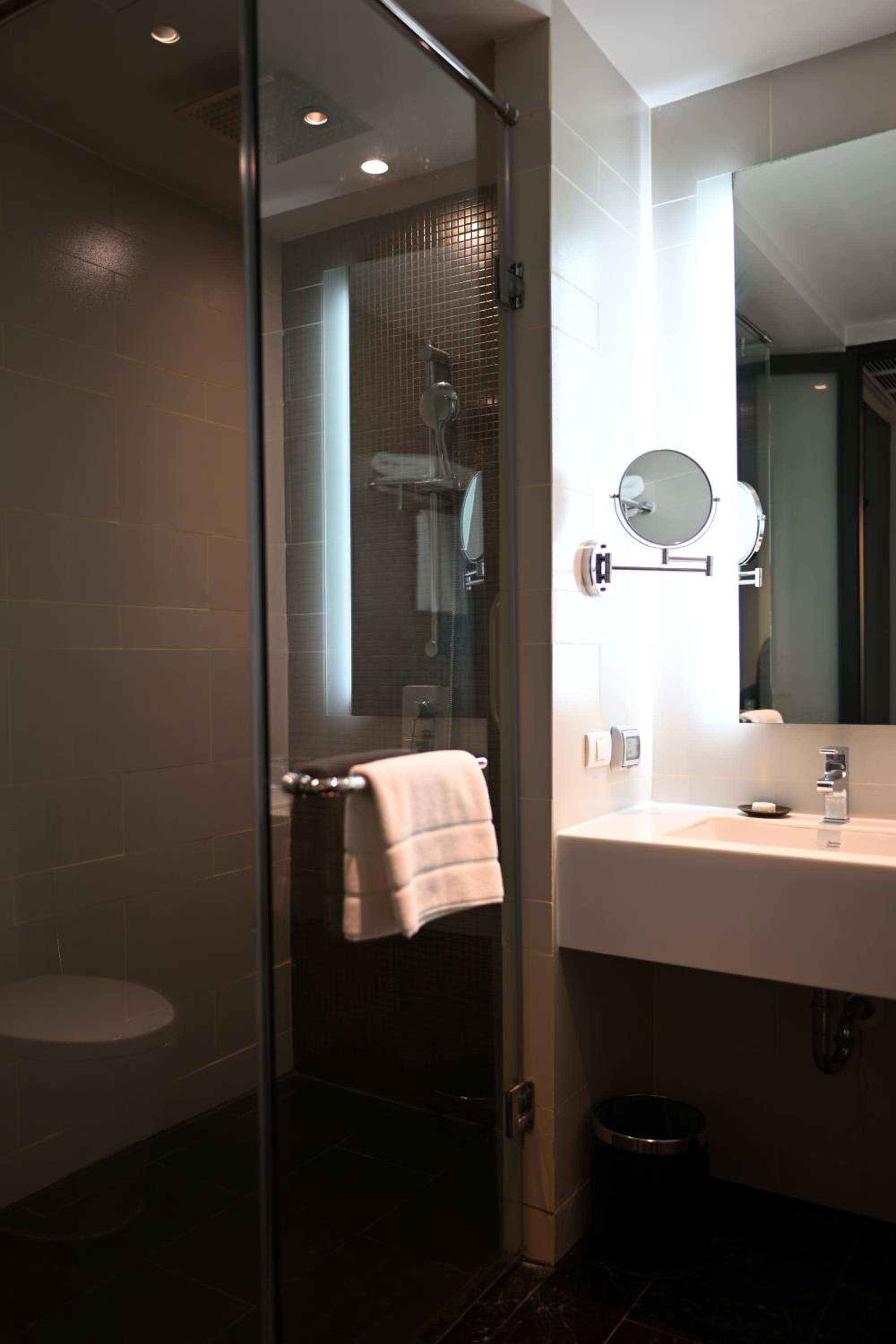 Superior Twin Room thumbnail 5