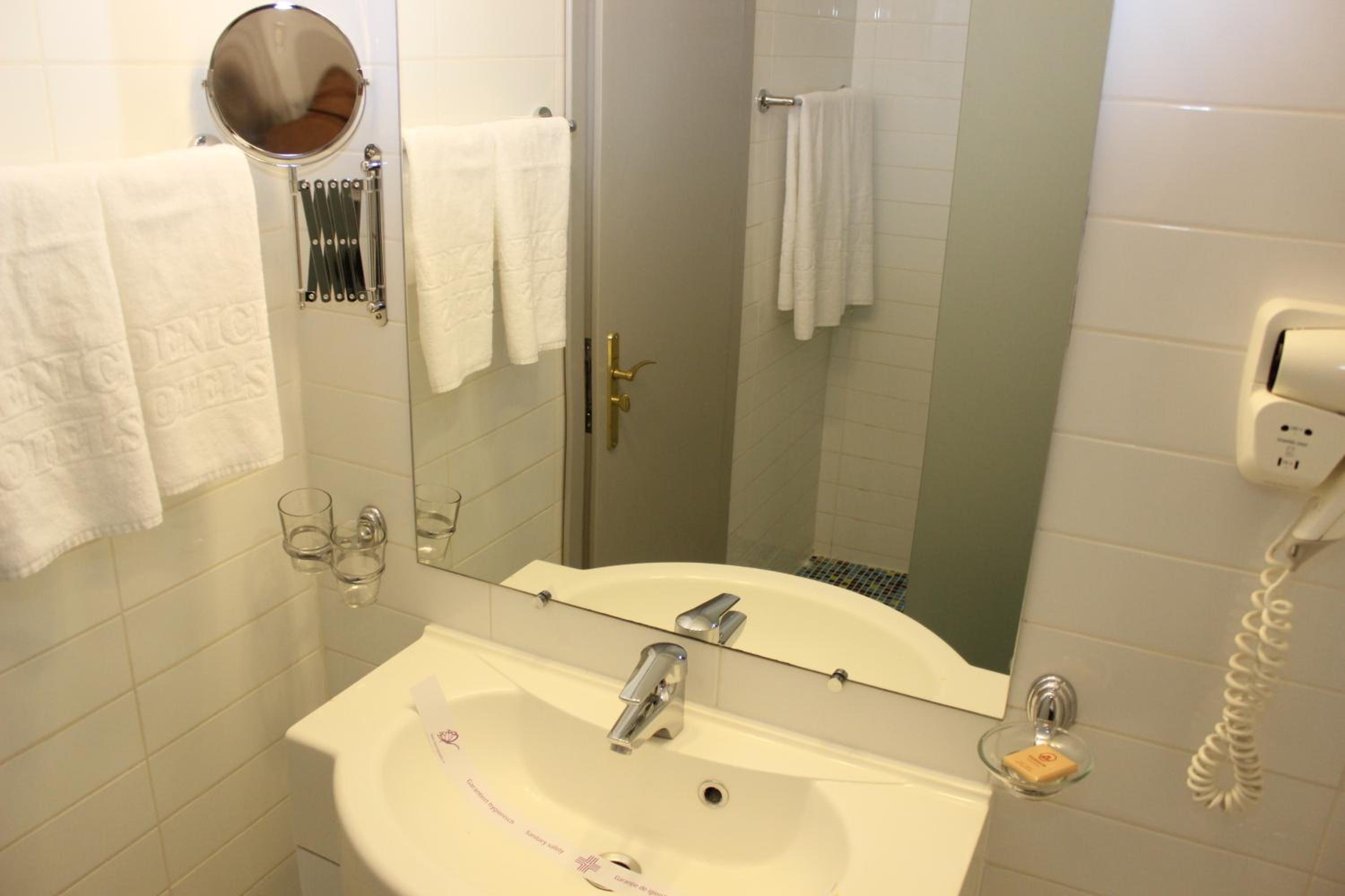 Premium Twin Room - Photo 5