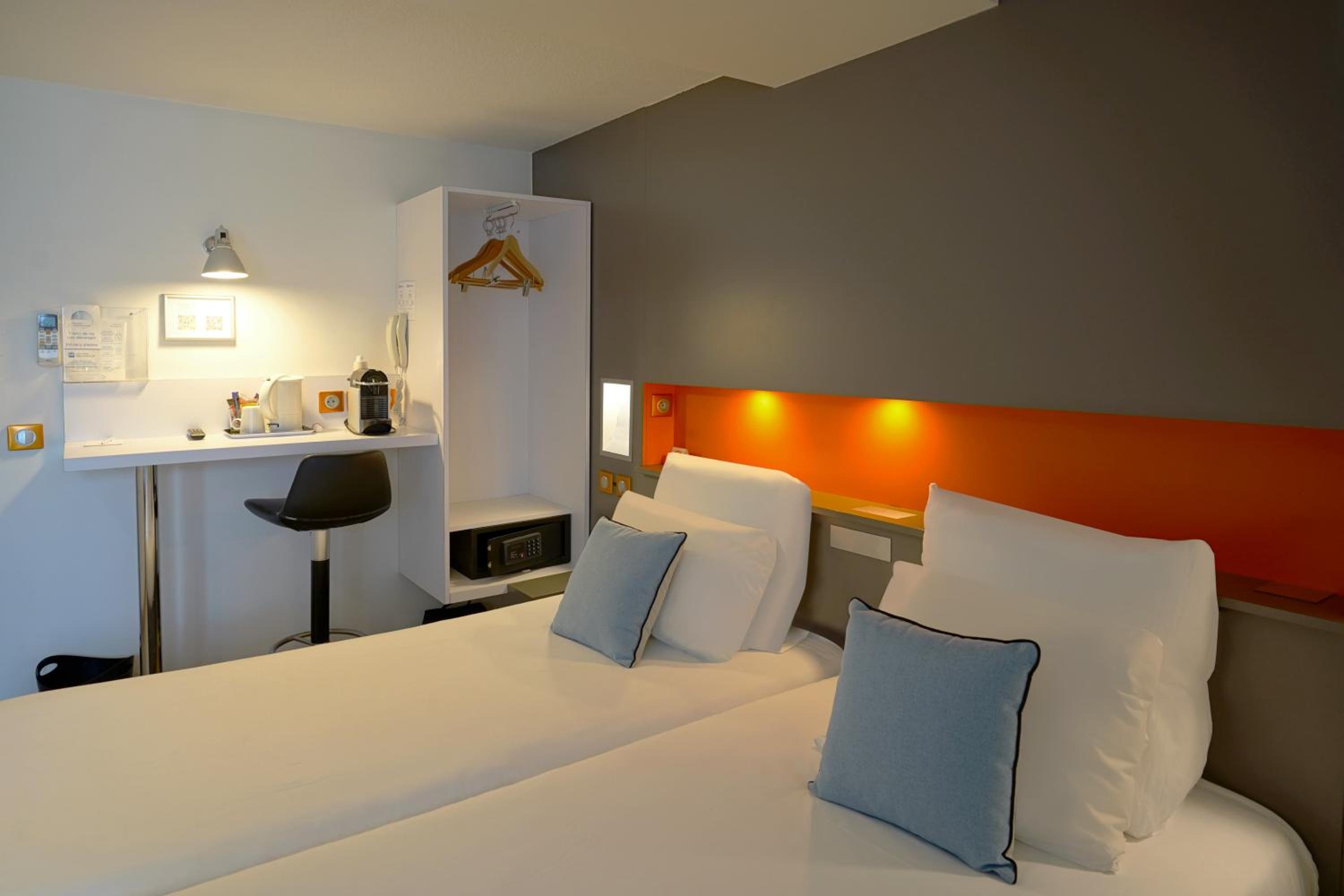 Premium Twin Room - Photo 7