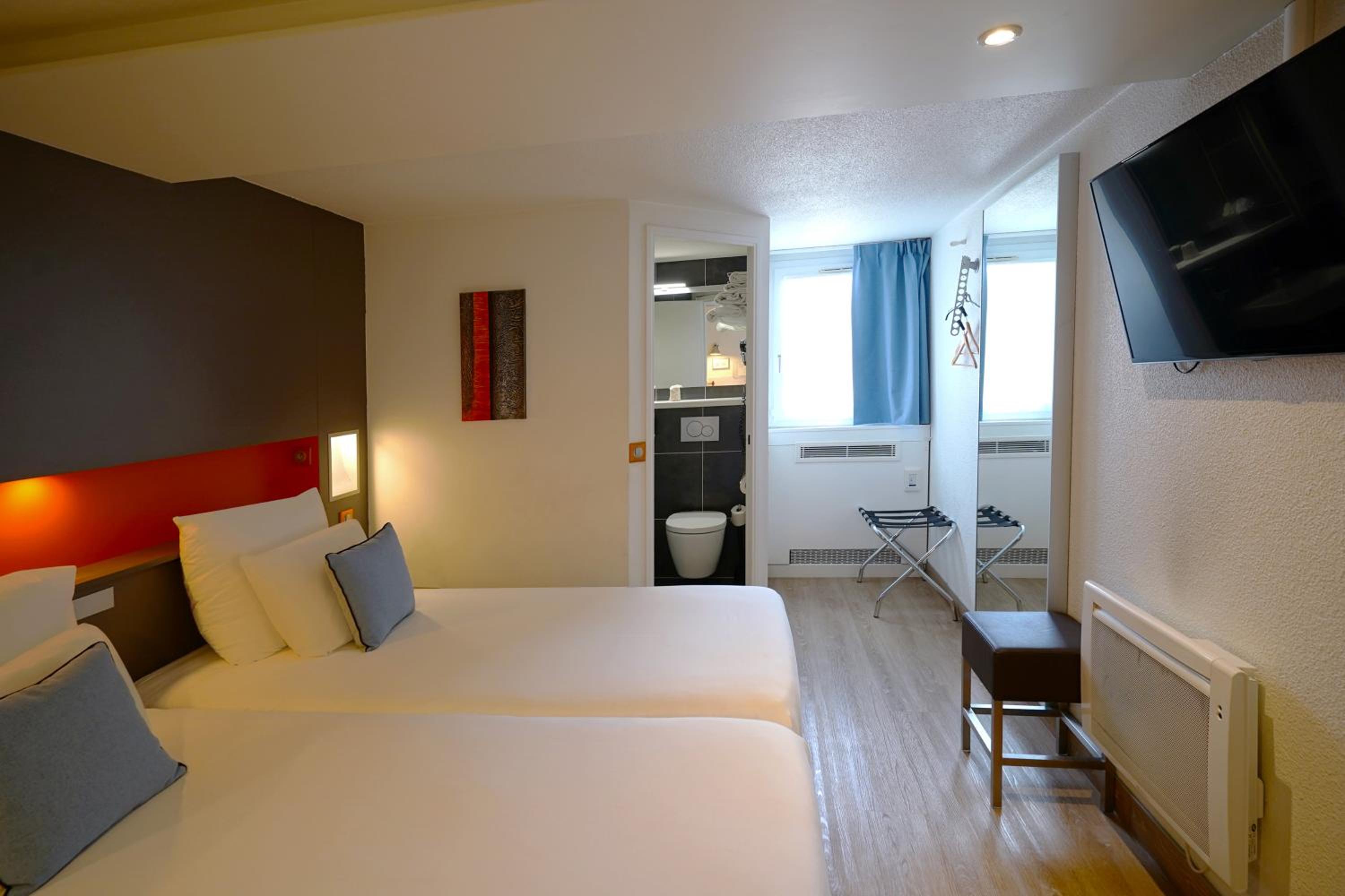 Premium Twin Room - Photo 6