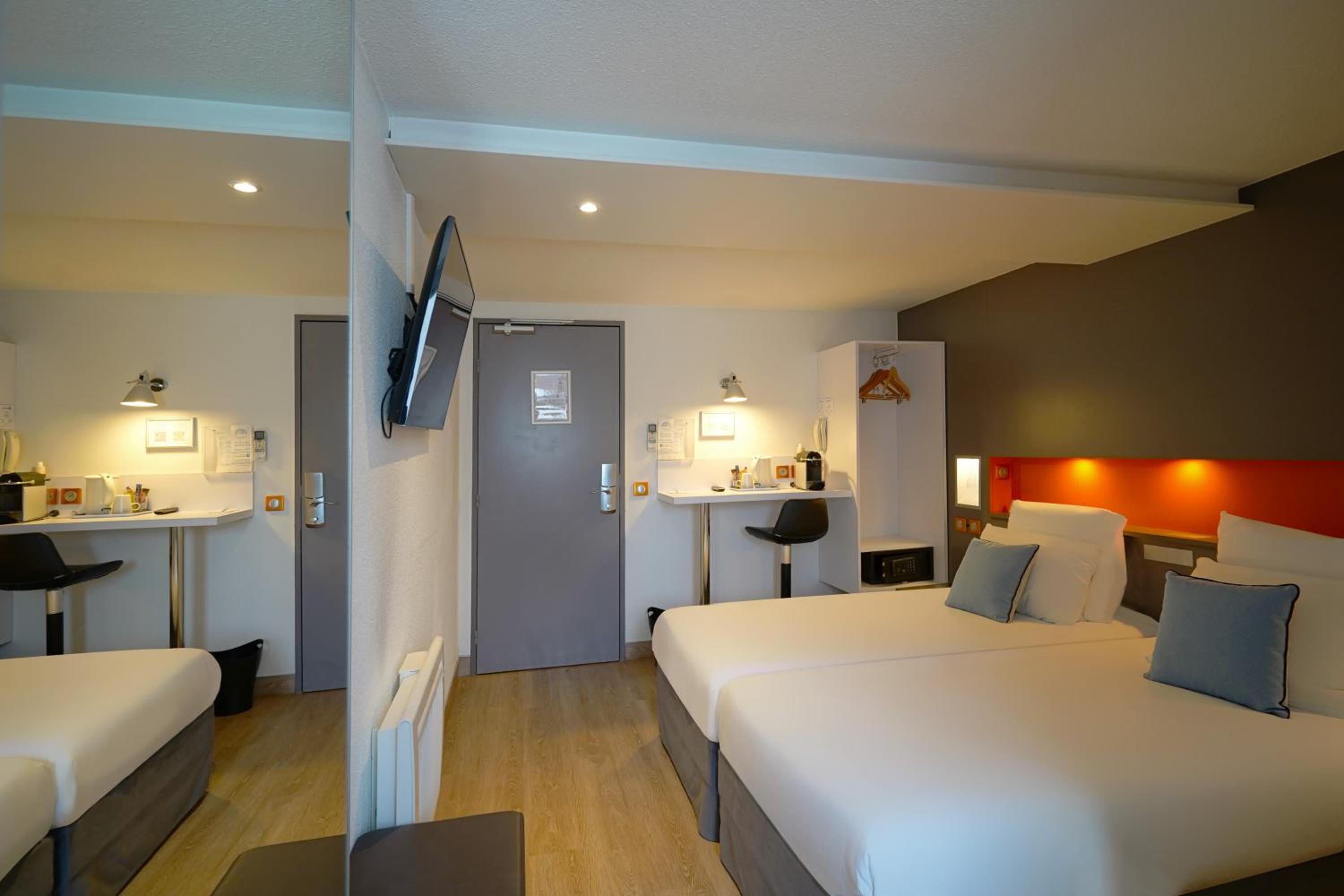 Premium Twin Room - Photo 5