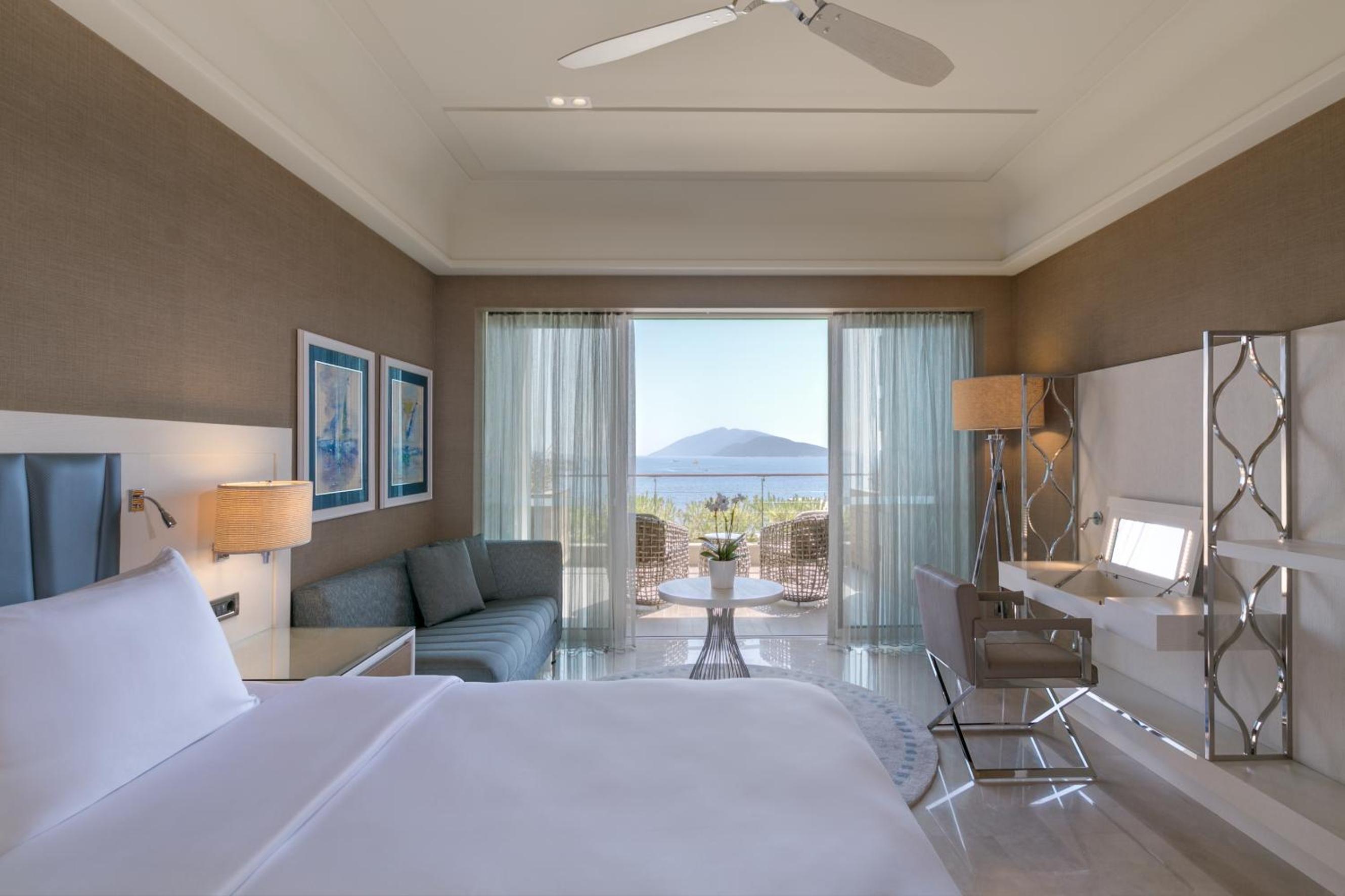 Deluxe Room, Guest room, 1 King, Sea view, Balcony