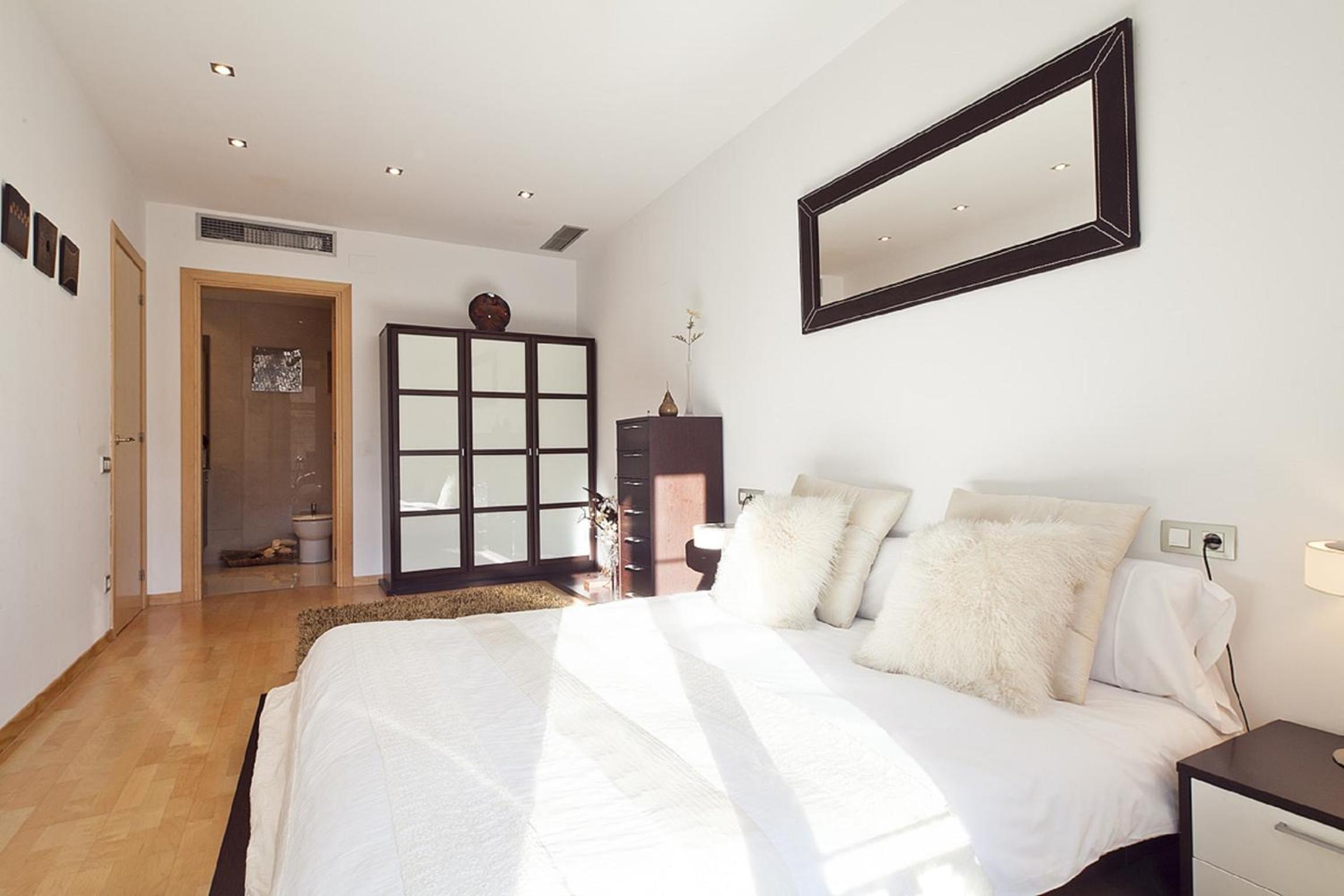 Three-Bedroom Apartment with Balcony- Carrer d'Ali Bei photo 2