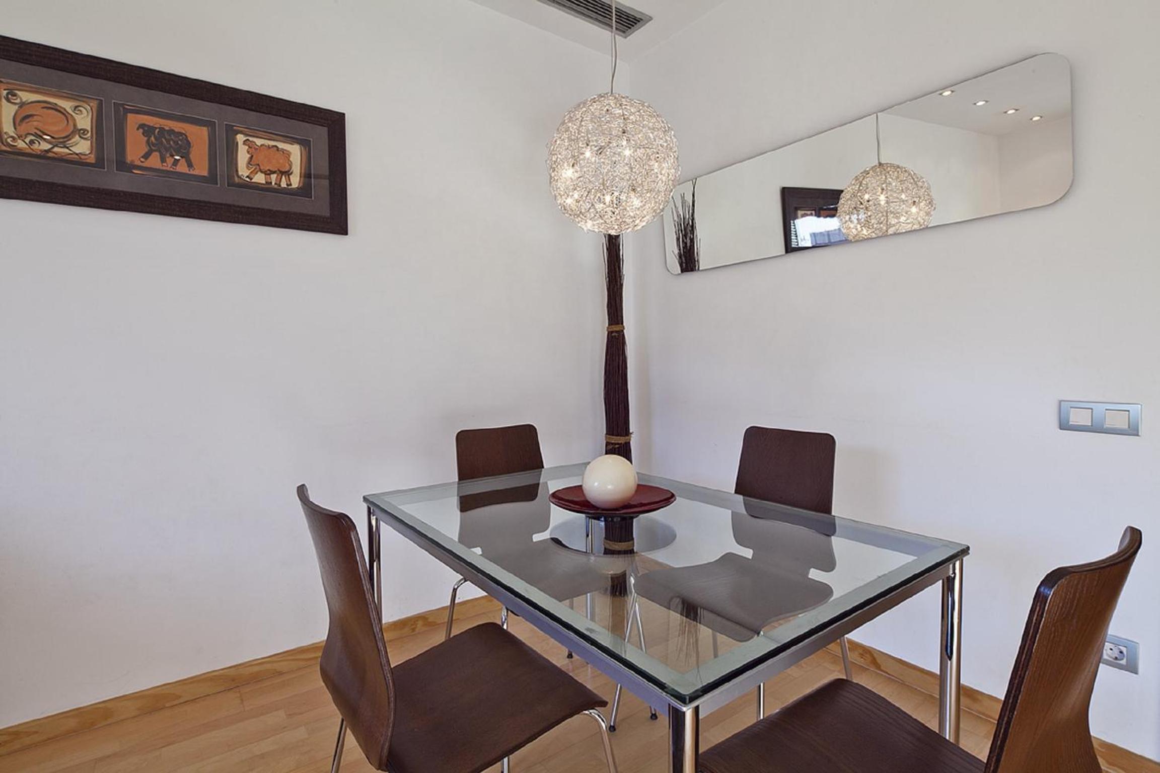 Three-Bedroom Apartment with Balcony- Carrer d'Ali Bei  photo 2