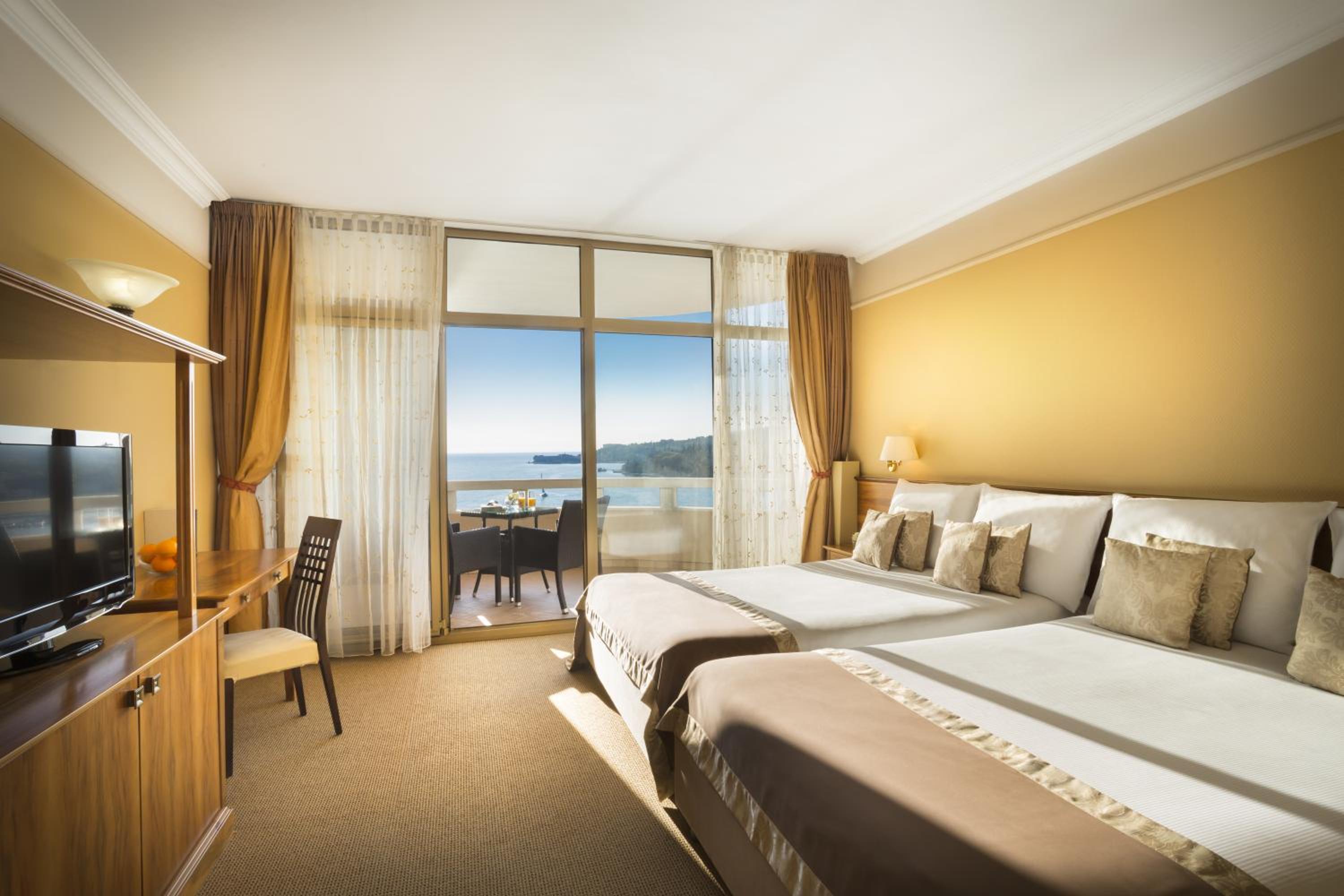 Executive Suite - Photo 4