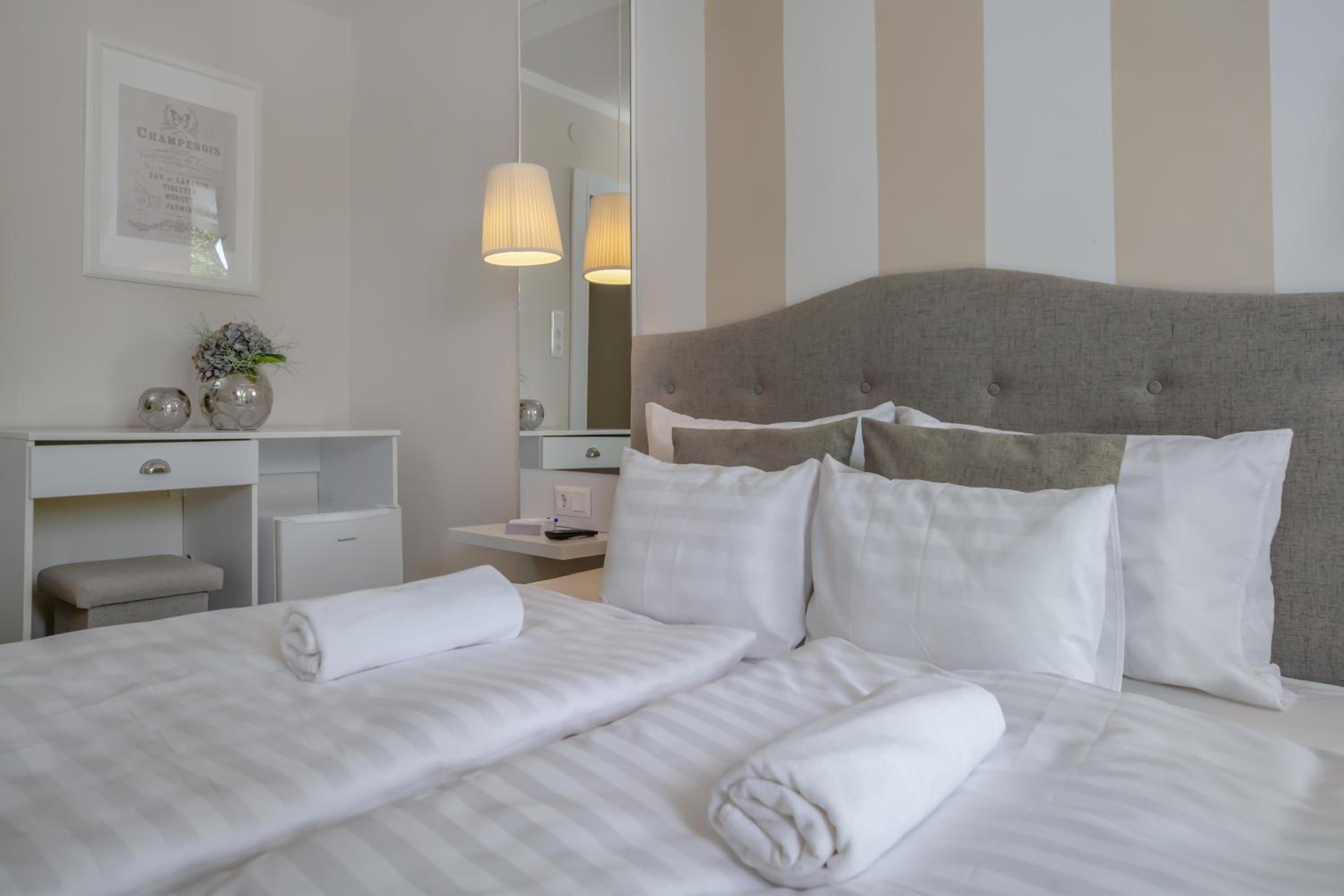 Modern Double Room with Balcony - Photo 1