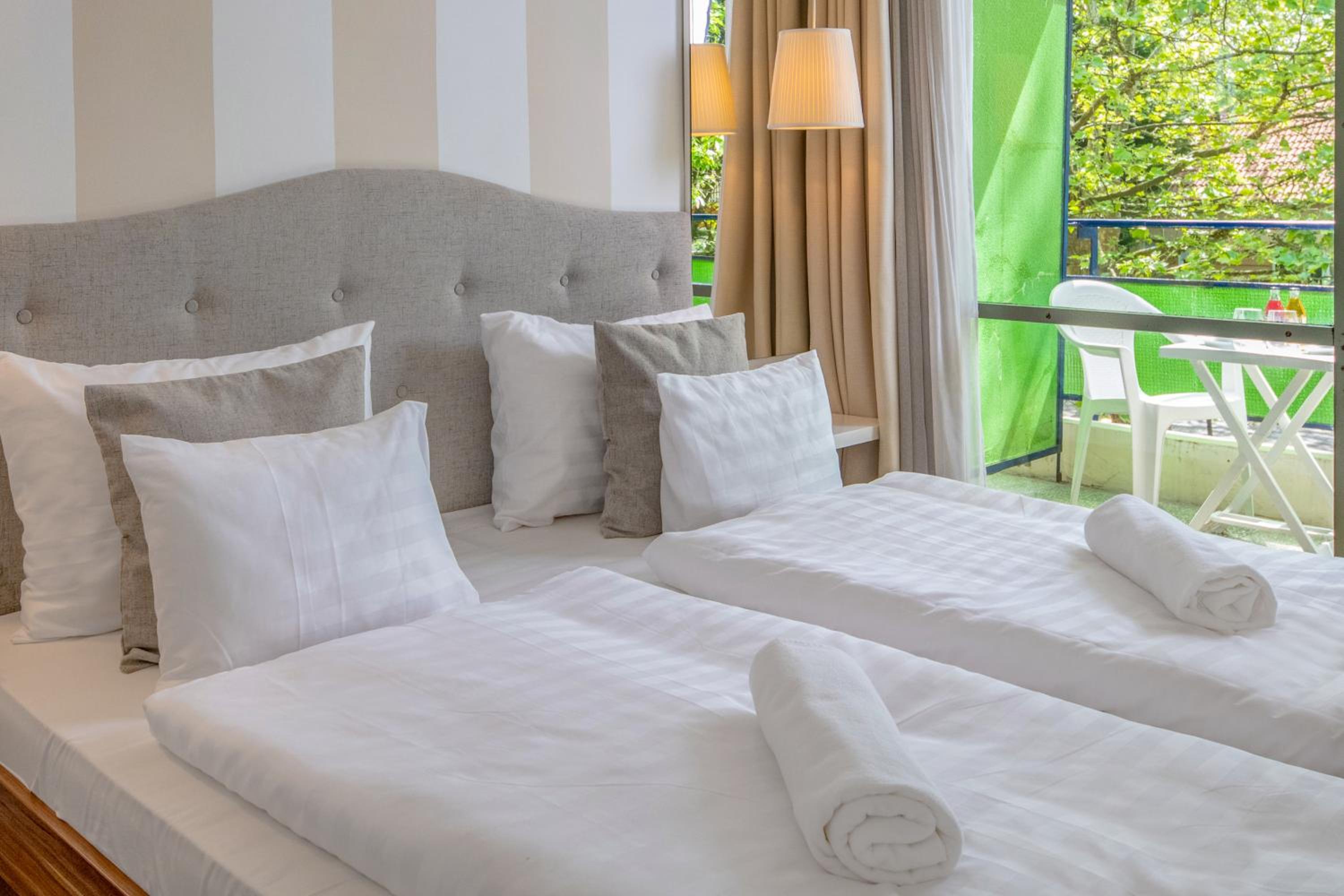 Modern Double Room with Balcony - Photo 6