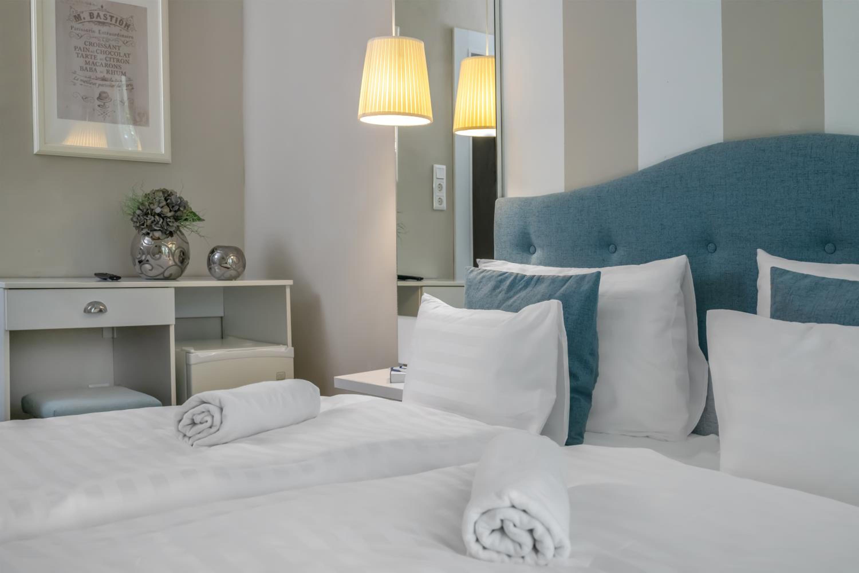 Modern Double Room with Balcony - Photo 2